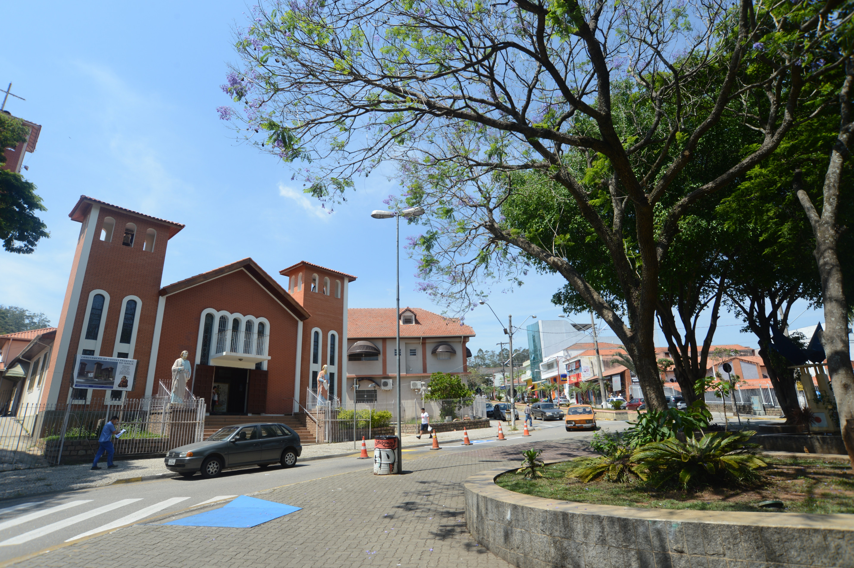 A praça da Matriz está localizada na região central de Mairinque 
