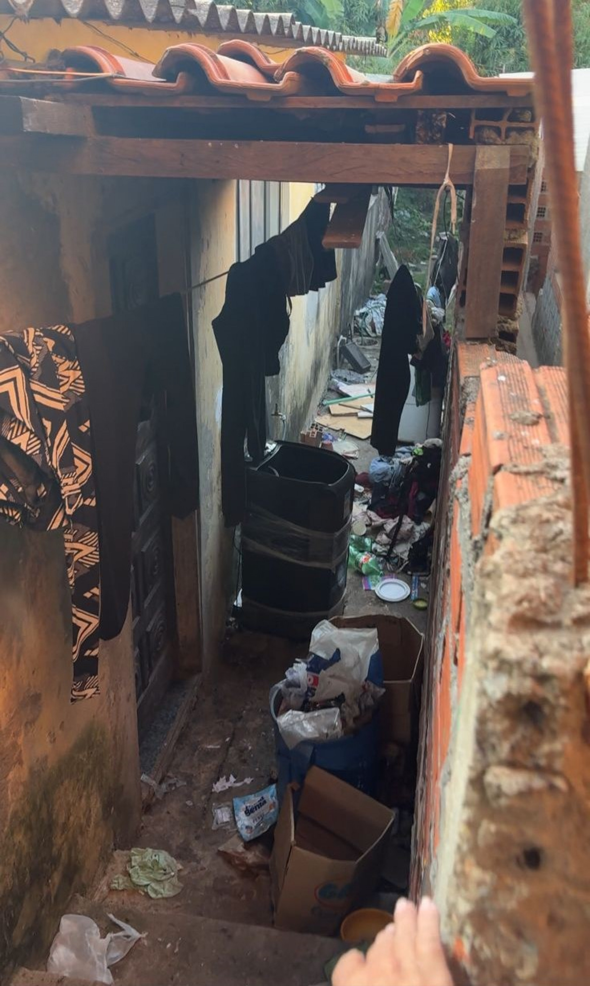 A casa apresentava acúmulo de lixo, fezes, roupas espalhadas e outros sinais de risco sanitário