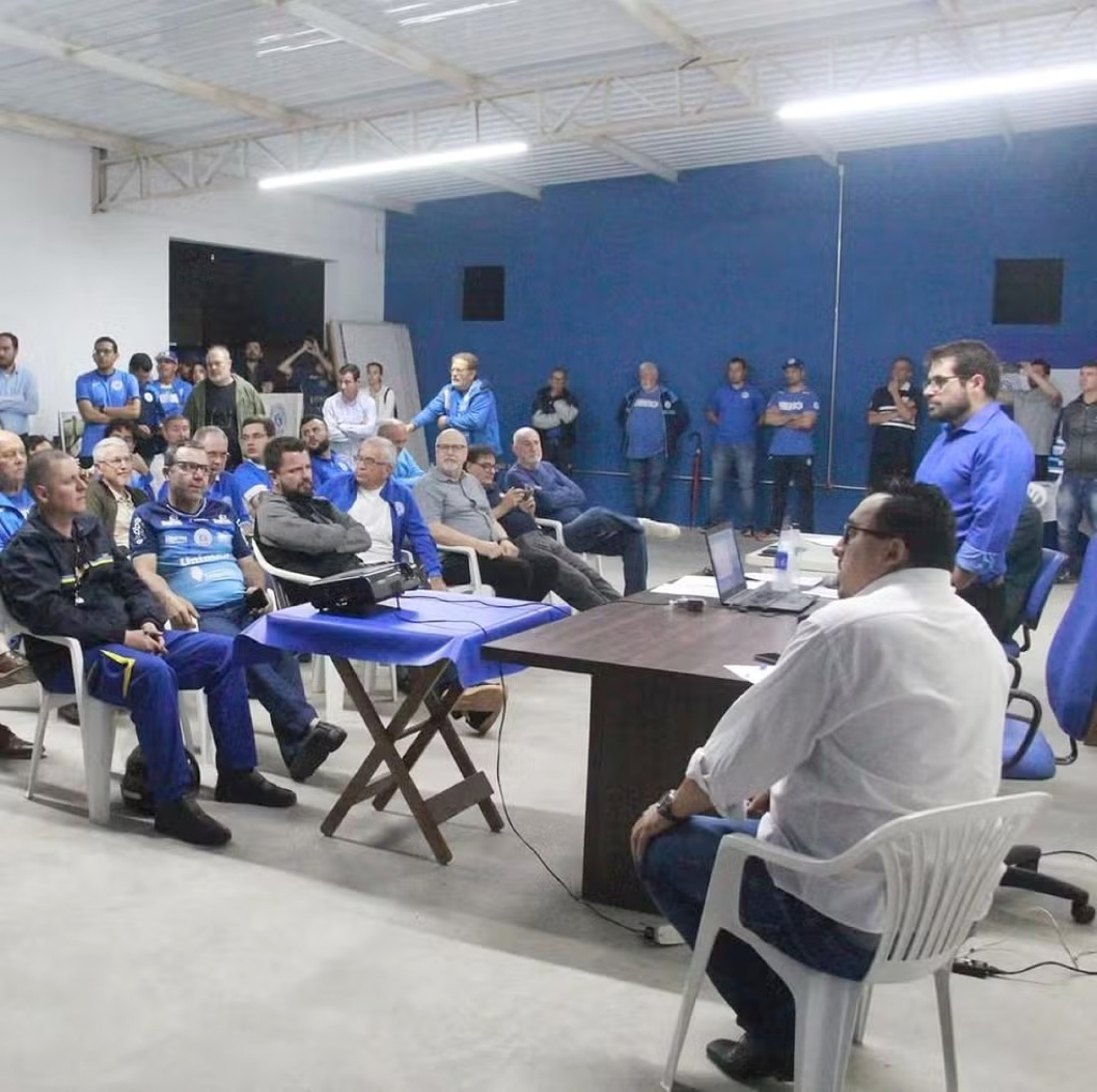 Reunião de conselheiros que adequou o estatuto da agremiação
