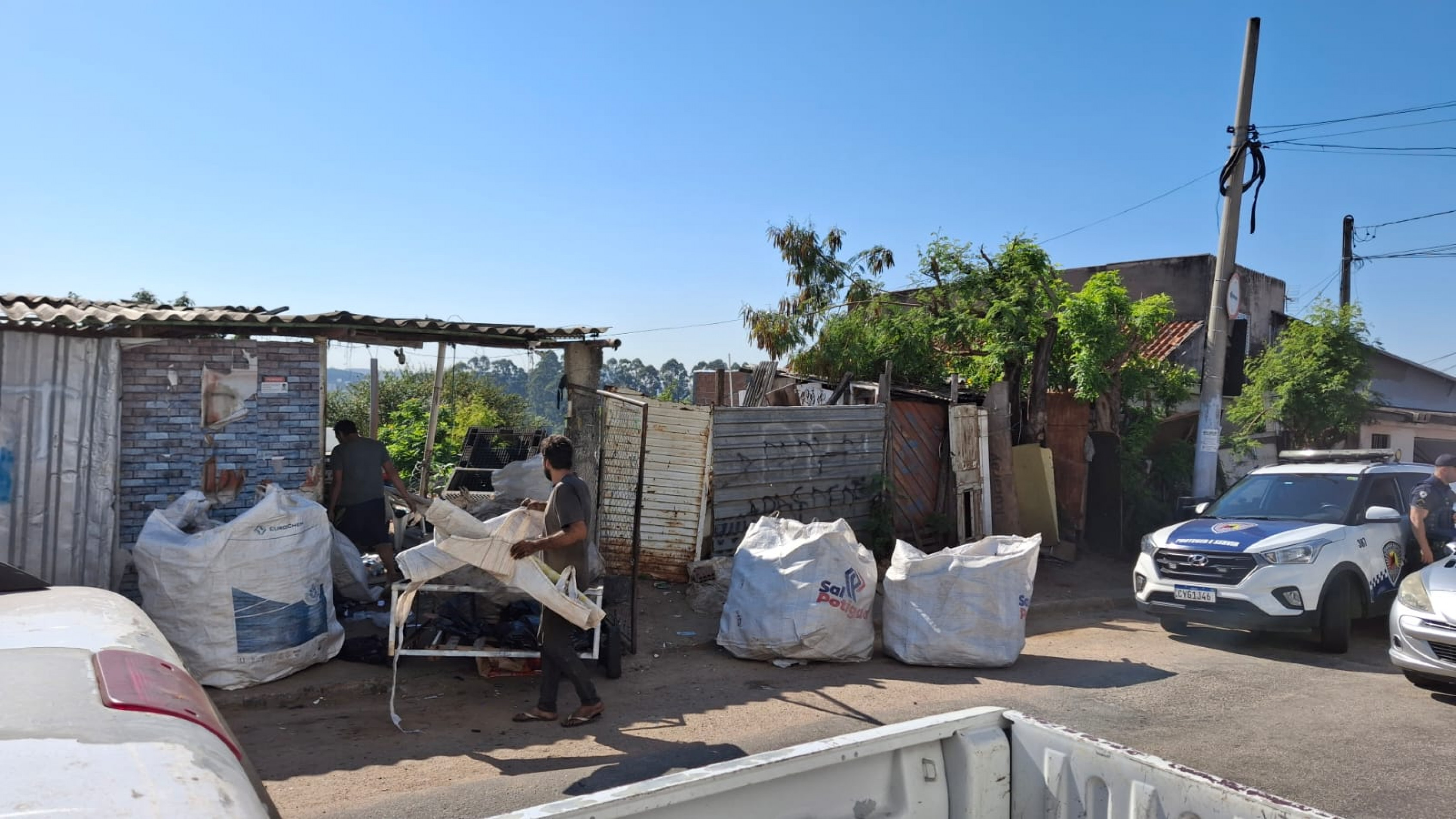 Fiscais e agentes da GCM durante vistoria em ferro-velho na zona norte de Sorocaba