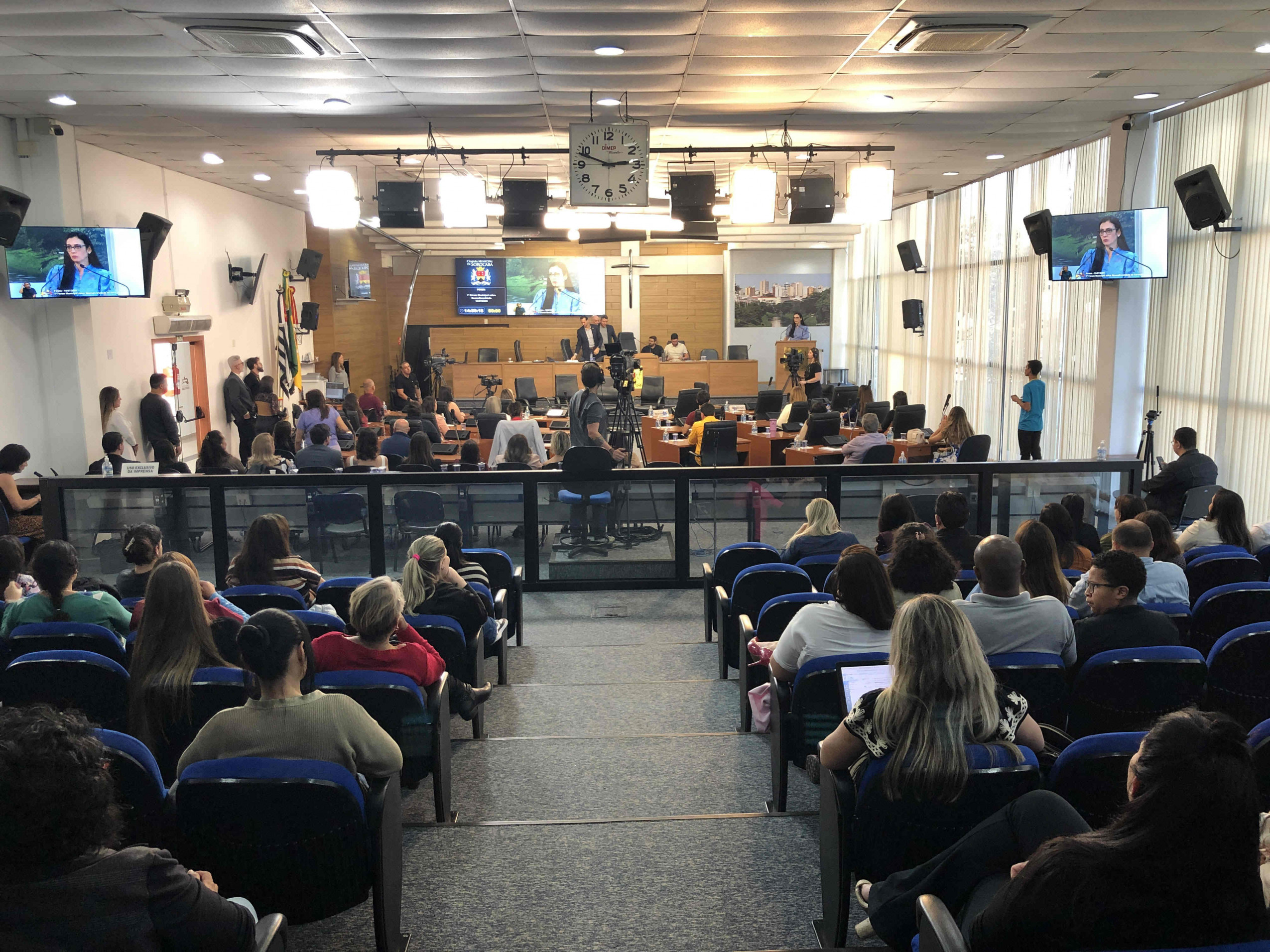 O evento reuniu representantes do poder público, profissionais das áreas de saúde e educação, pessoas neurodivergentes, familiares e membros da sociedade civil