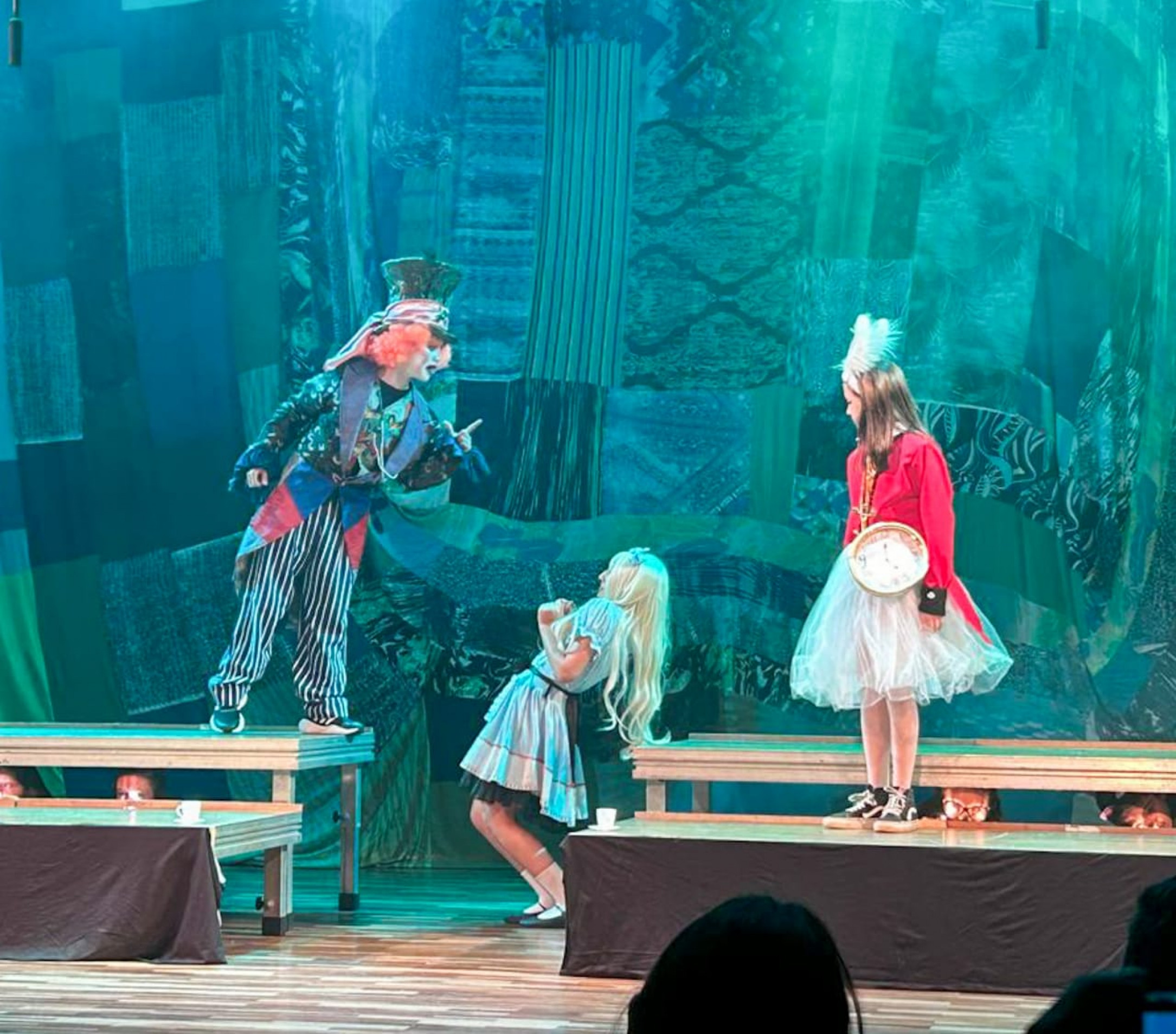 Ao longo da peça, Alice encontra personagens que a ajudam a refletir sobre o sentido das suas escolhas e o valor de perseguir seus próprios sonhos