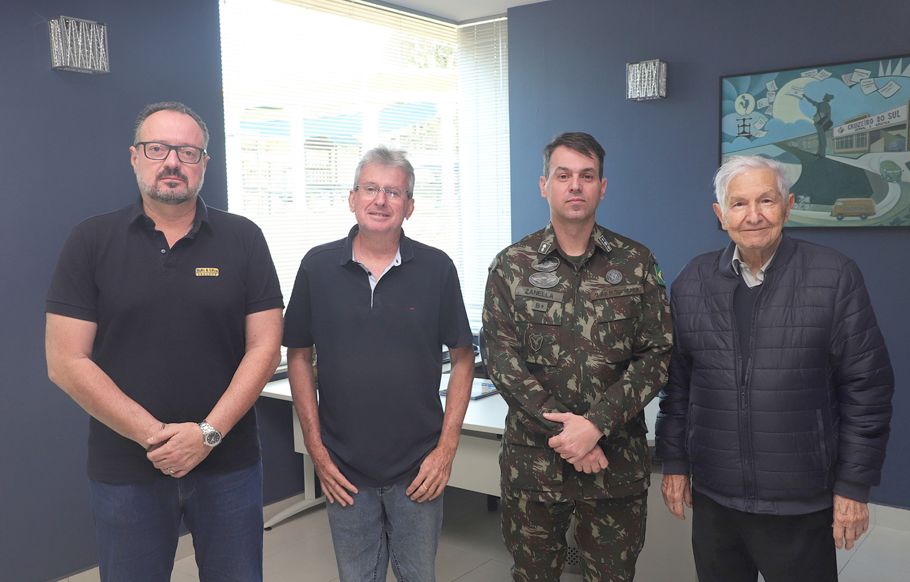 Waldir Euclides Buffo Junior, Hélio Sola Aro, tenente-coronel 
André Zanella Neto e Laelso Rodrigues: visita à FUA
