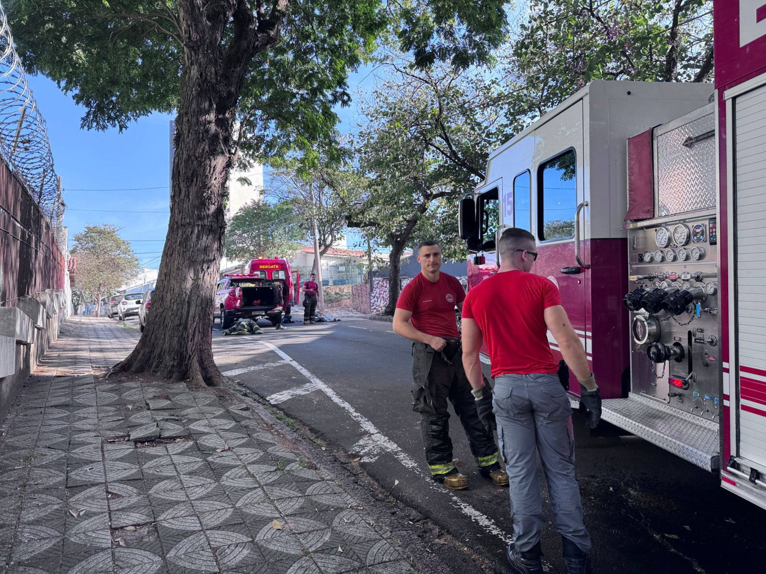 Segundo o Corpo de Bombeiros, que atendeu a ocorrência, o fogo começou em um cômodo no fundo da residência e se alastrou pelos demais