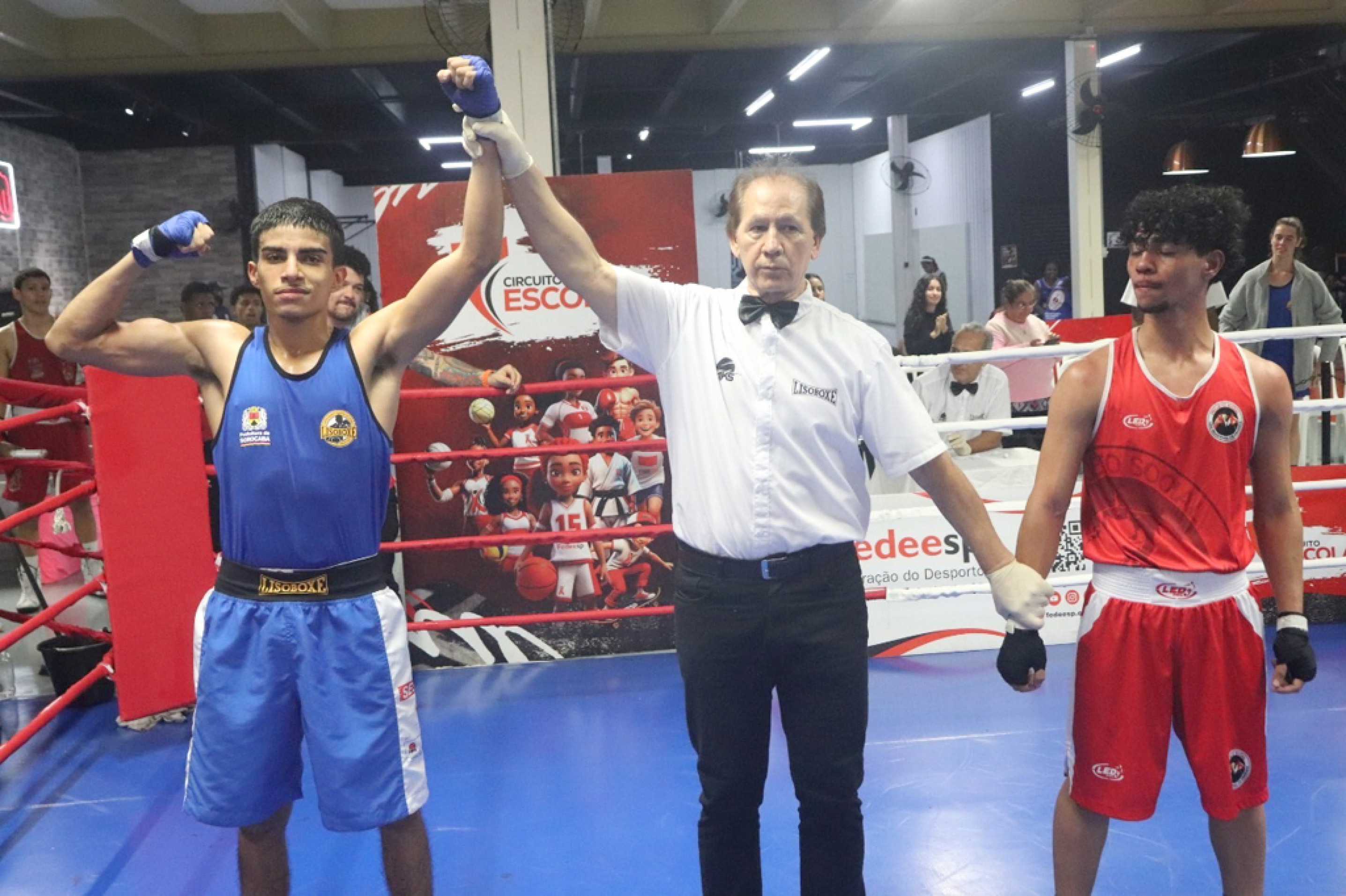 Rafael Gomes do Santo (de azul) foi campeão do Circuito Escolar
