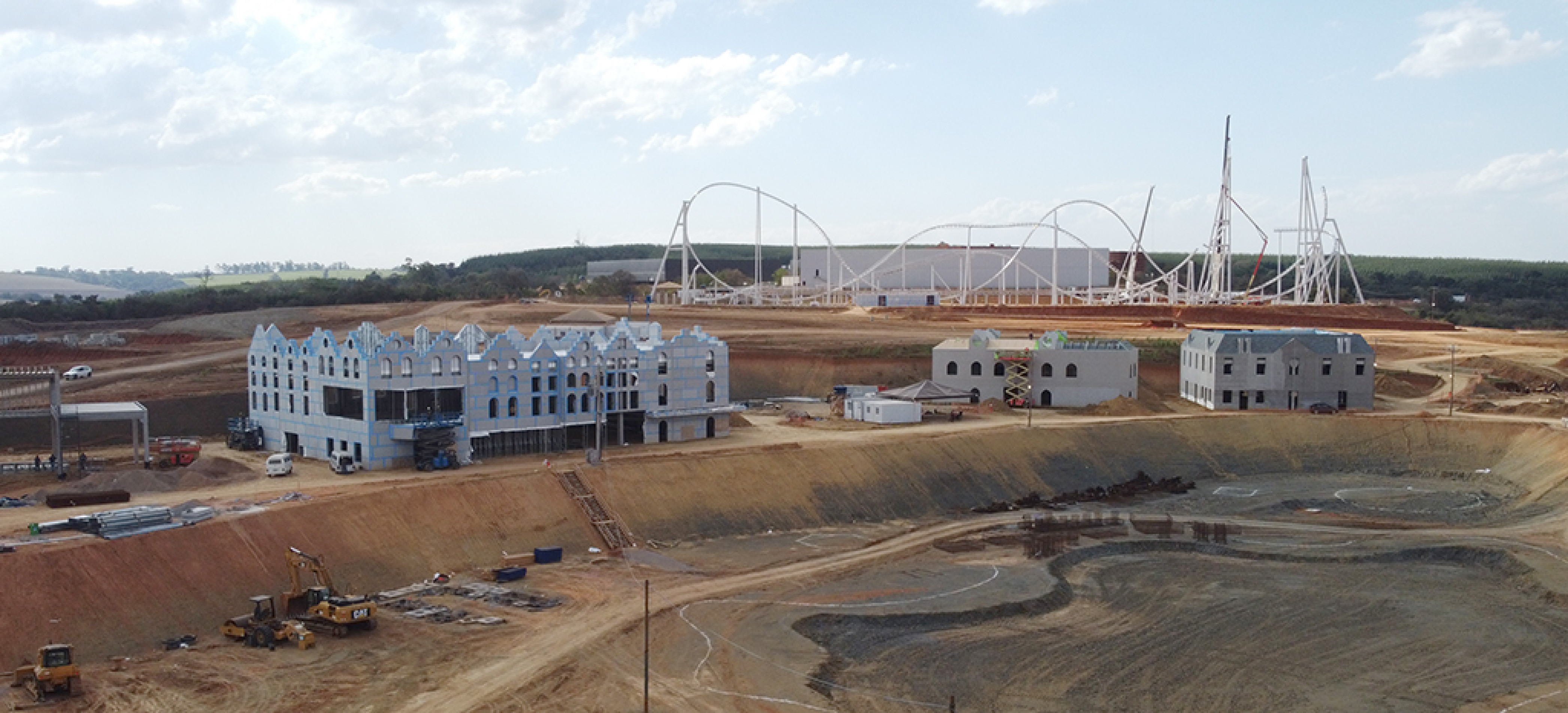 Estrutura da montanha-russa está sendo montada e pode ser vista de longe
