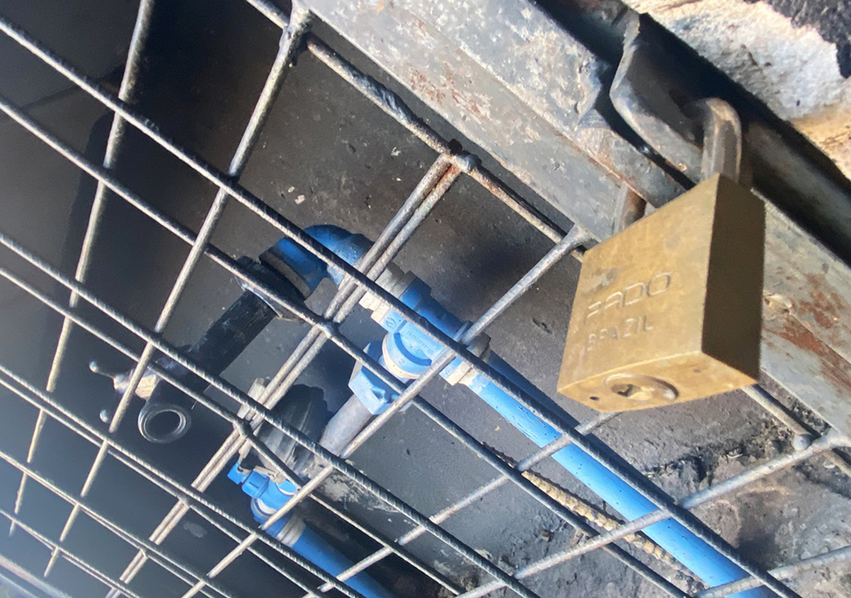 Hidrômetros são fechados com grade e cadeado
