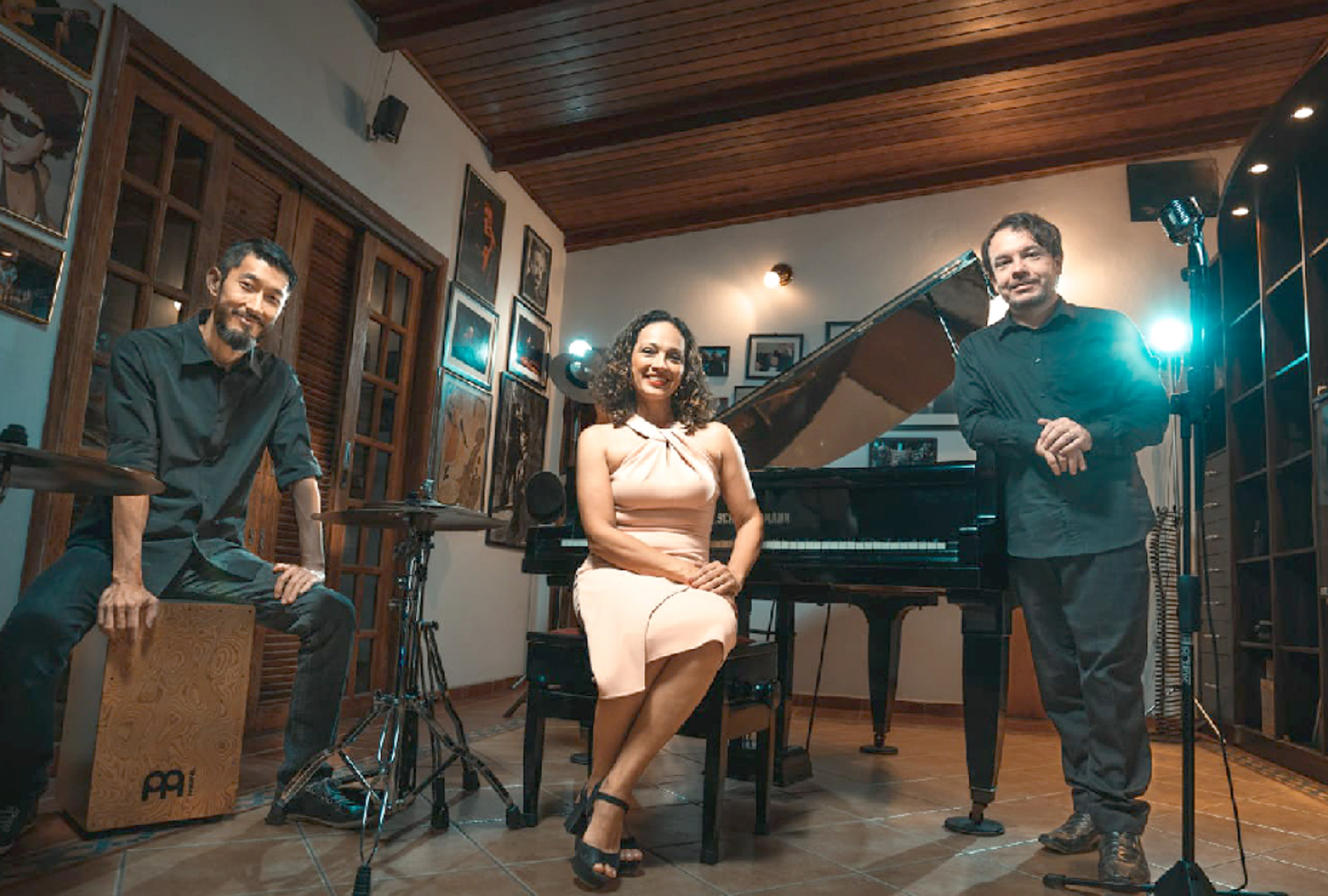 Trio Lounge 3 é formado por Rogério Simizu, Emanuela Saccomano e Daniel Guimarães
