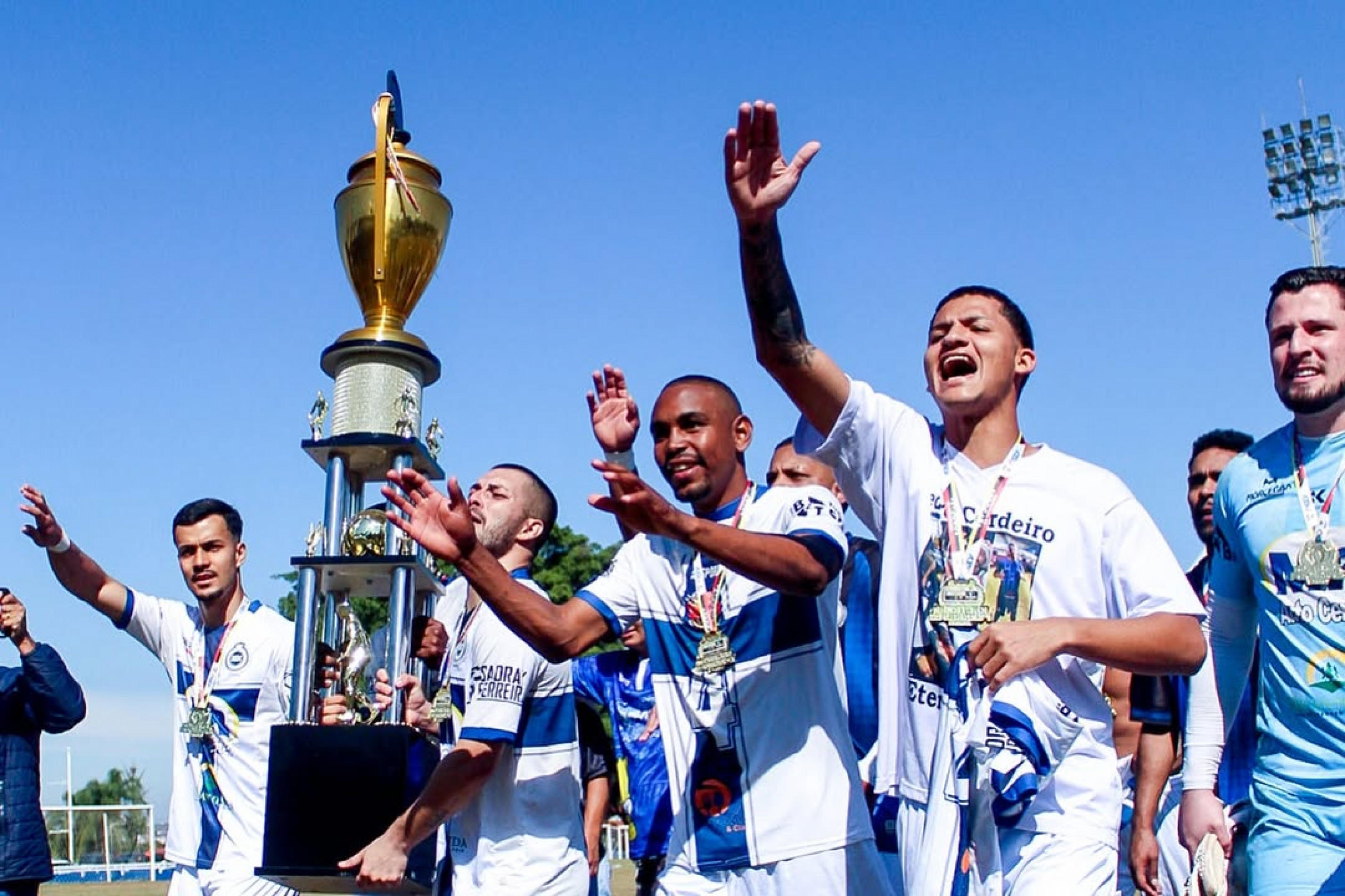 Atletas e comissão comemoraram o título