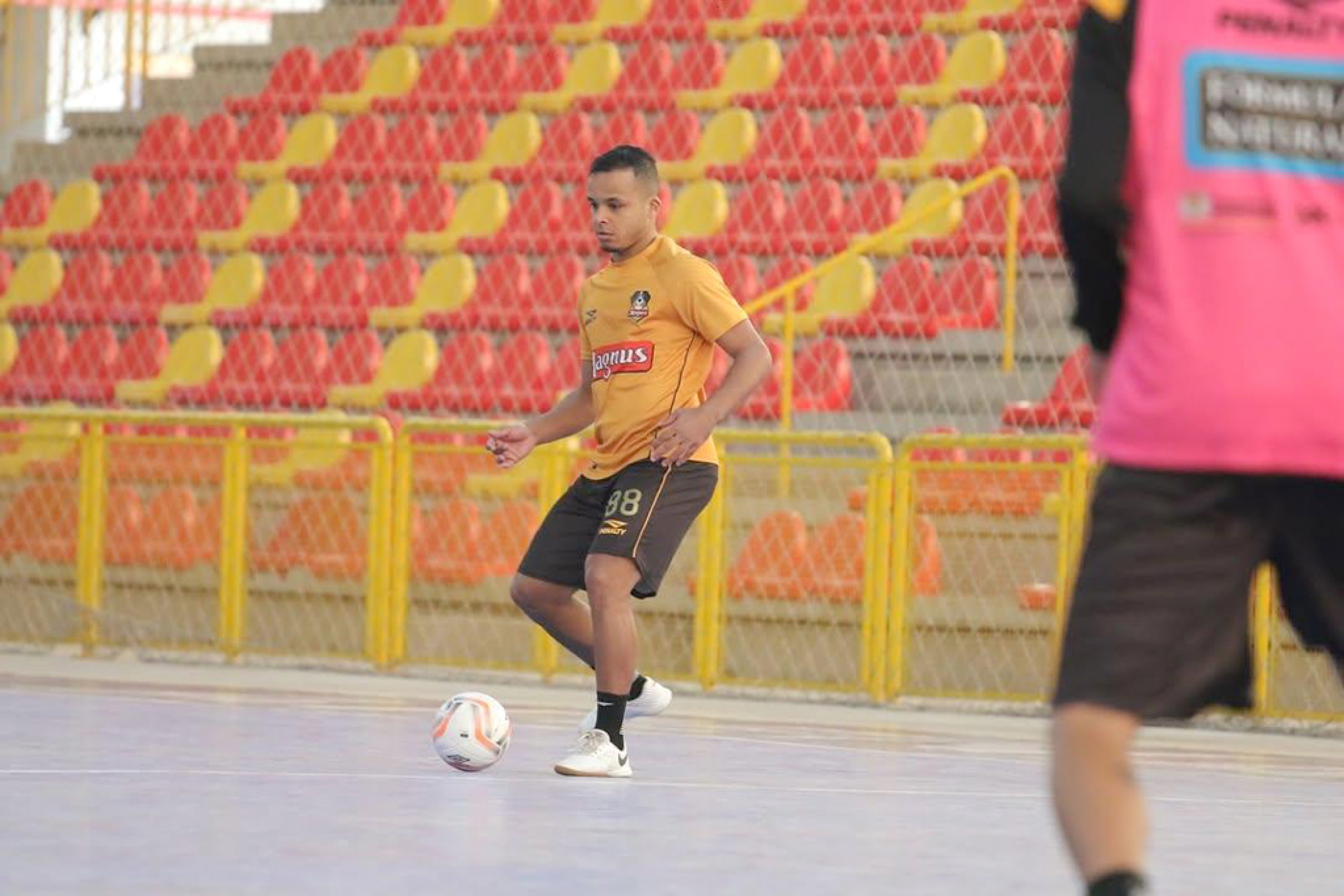 Mancini em treino ontem: compromisso diante do Vélez Camaquã