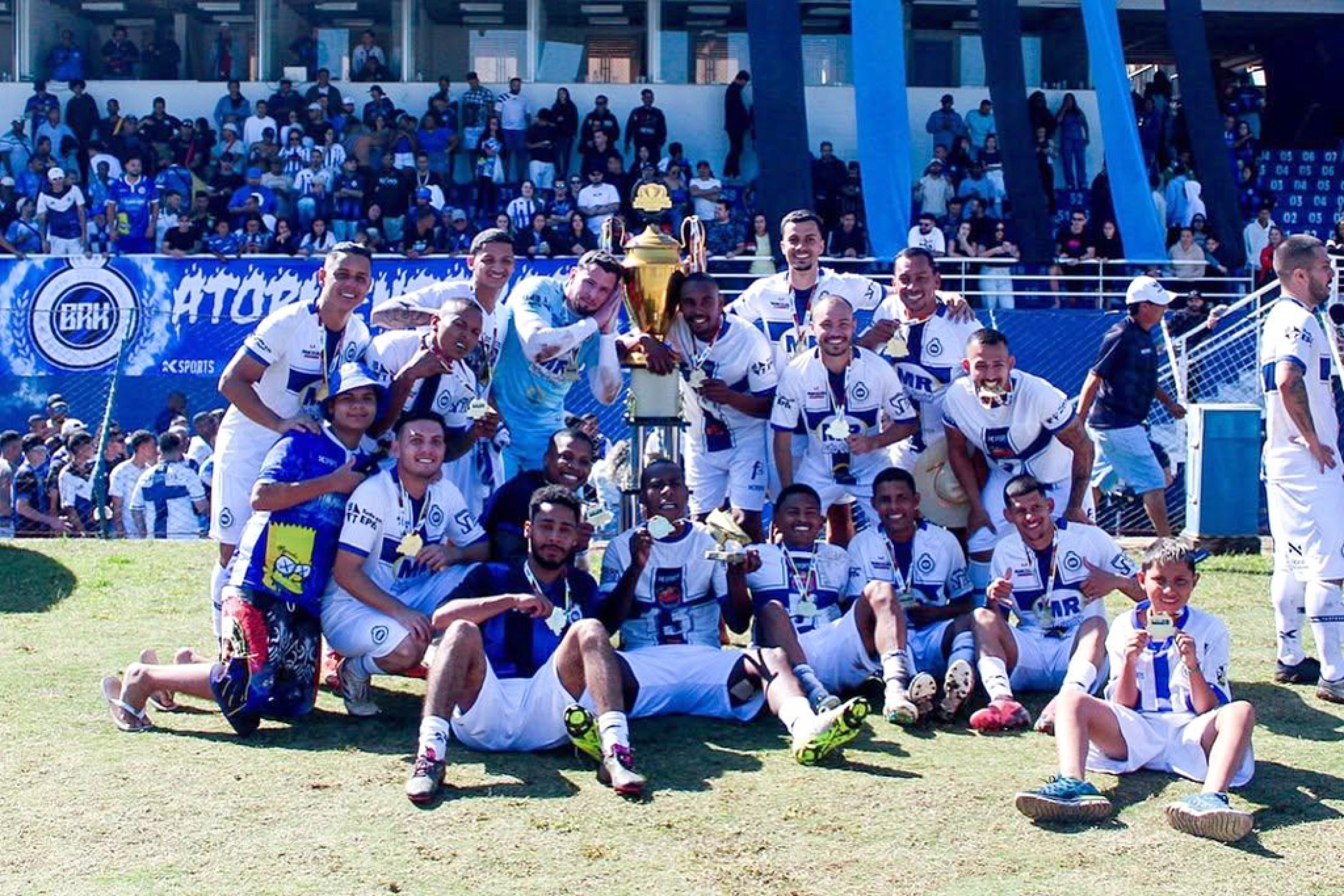 Jogadores comemoram o inédito título: 4 a 2 nos pênaltis
