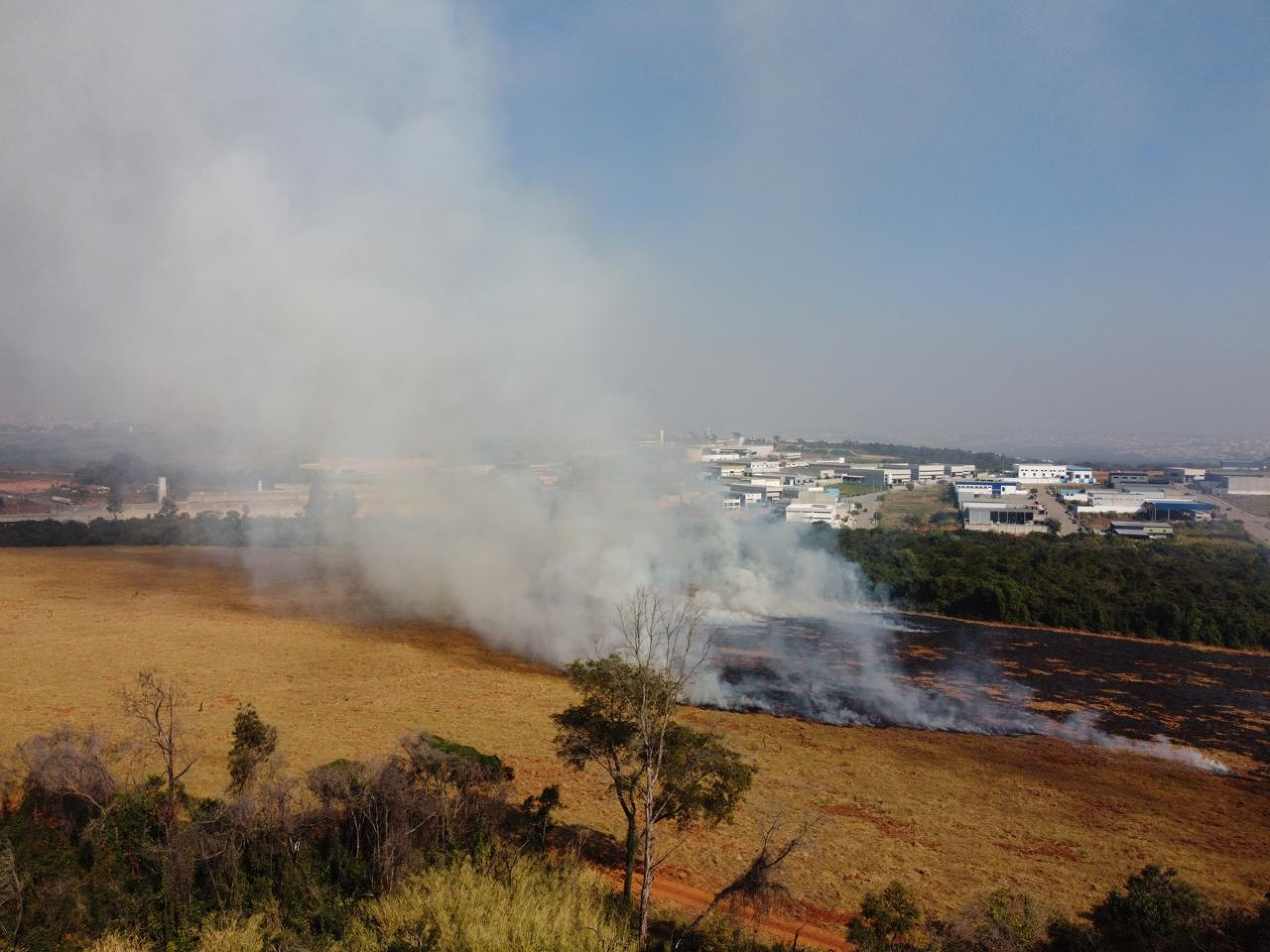 As chamas consomem boa parte do terreno 