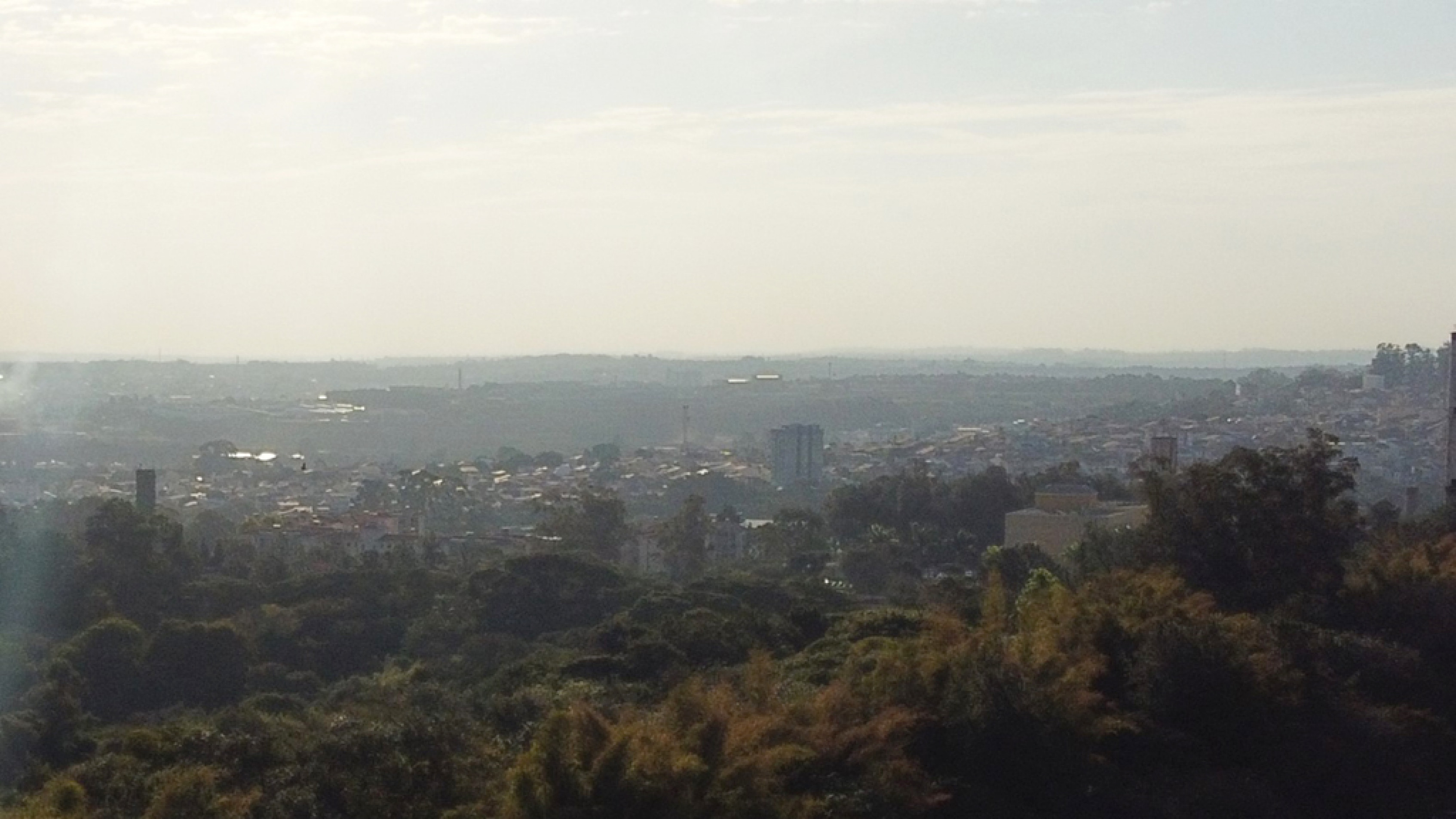 Manhãs frias e tempo seco aumentam a possibilidade de névoa no horizonte 
