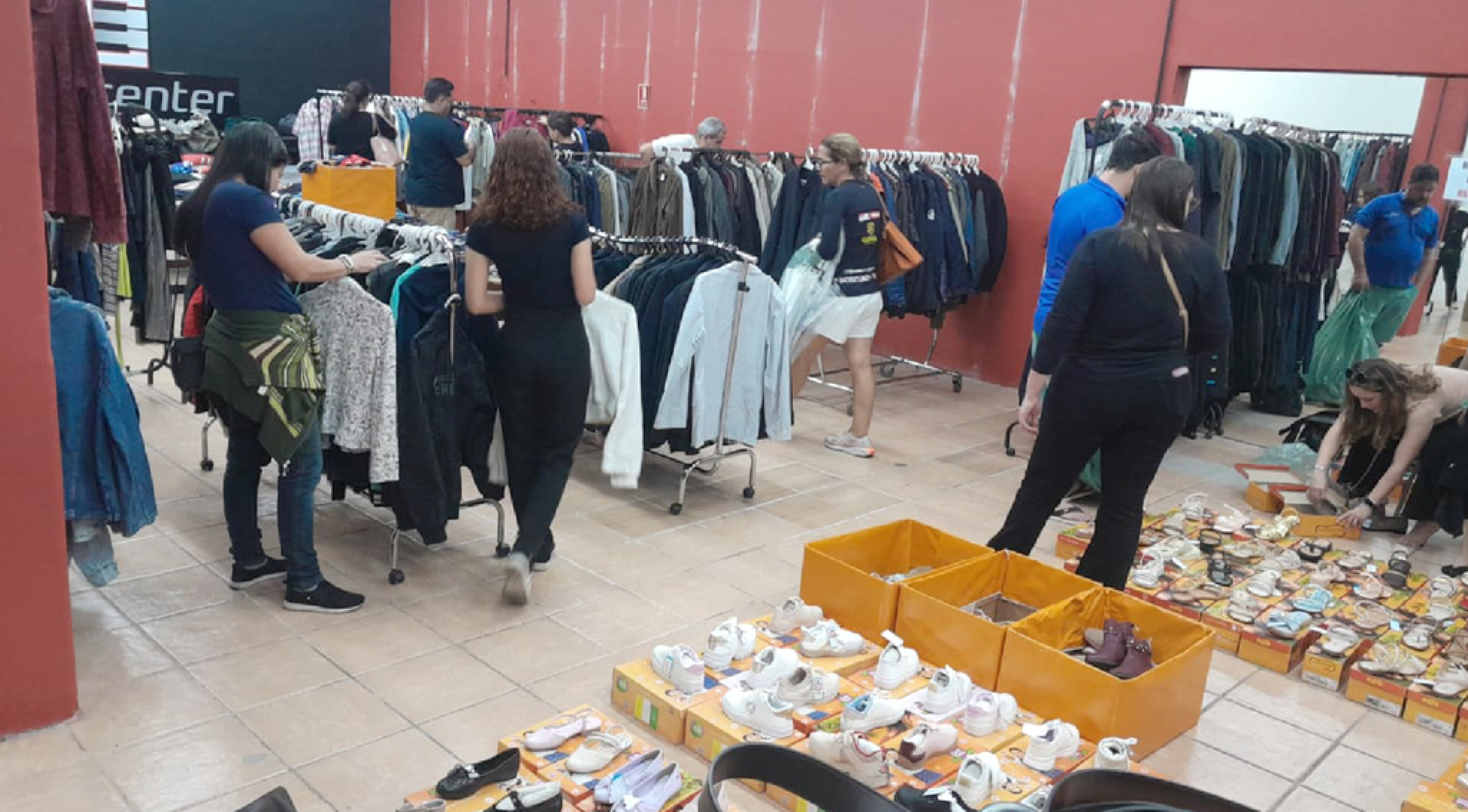 Há centenas de itens de vestuário e acessórios à venda, das 10h às 21h

