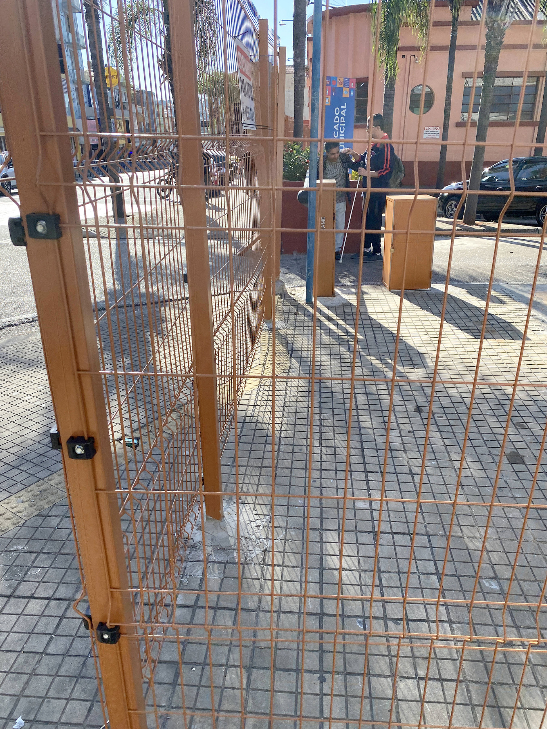 Grades estreitam passagem na praça ao lado do Mercado Municipal
