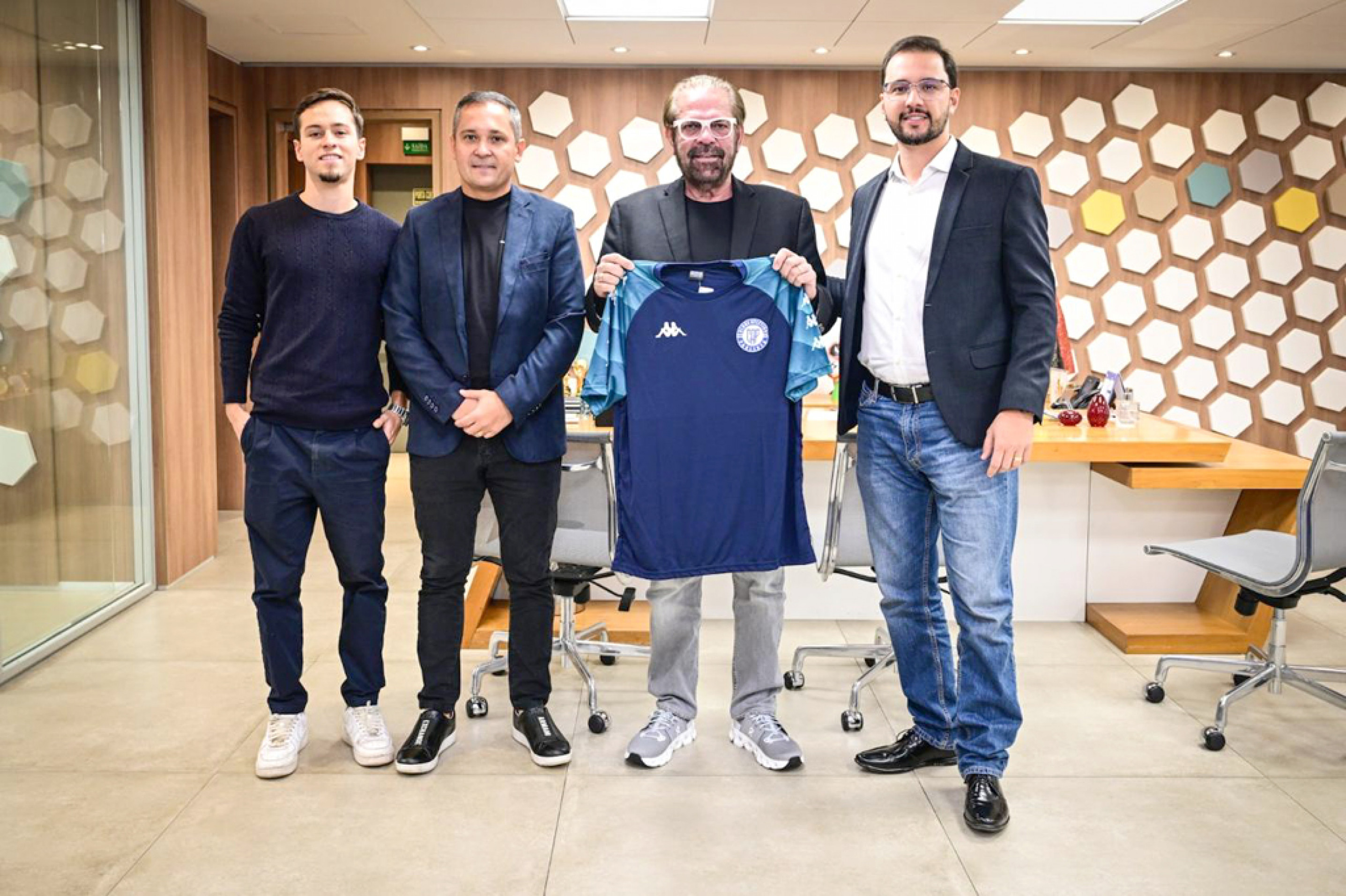 Aurélio Miguel (supervisor do CAP), Juliano, o presidente da FPF, Reinaldo Carneiro Bastos, e o prefeito Matheus Marum
