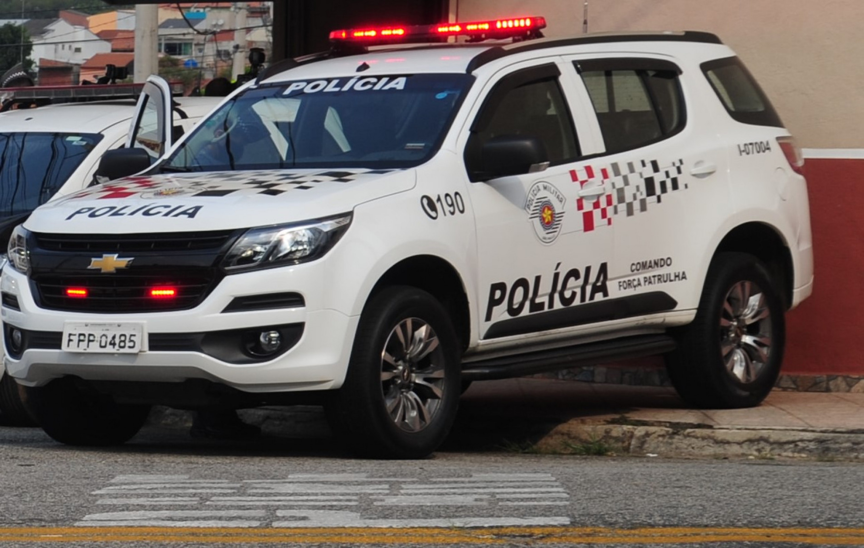 De acordo com a Polícia Militar, a vítima estava voltando do supermercado quando foi atacada