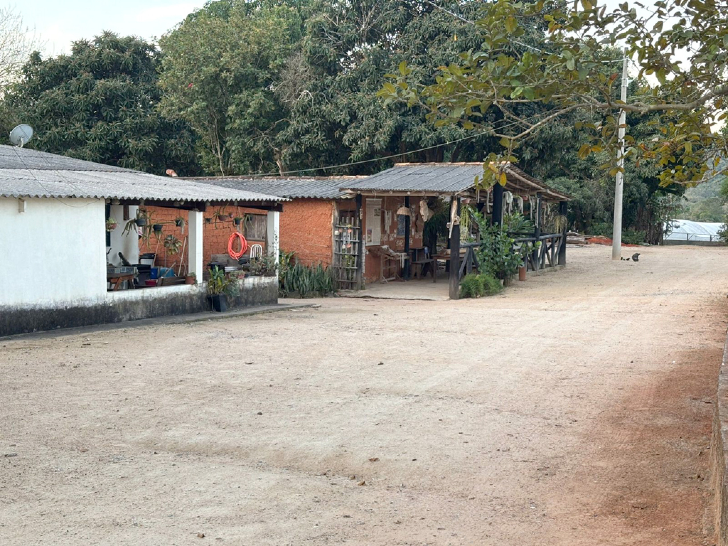 Território sofre com invasões e há extração de areia que é questionada
