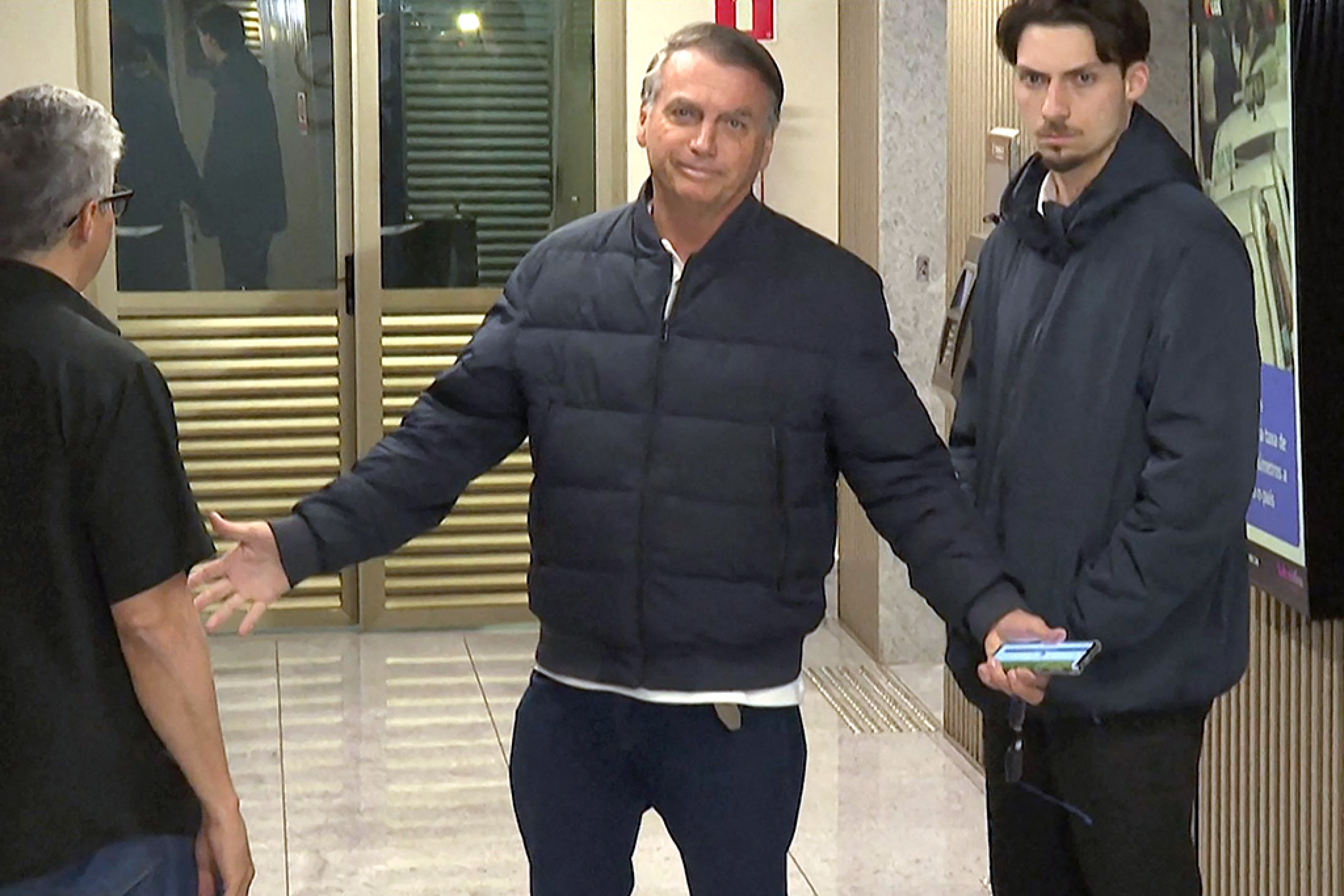 Ex-presidente estava acompanhado do filho Jair Renan
