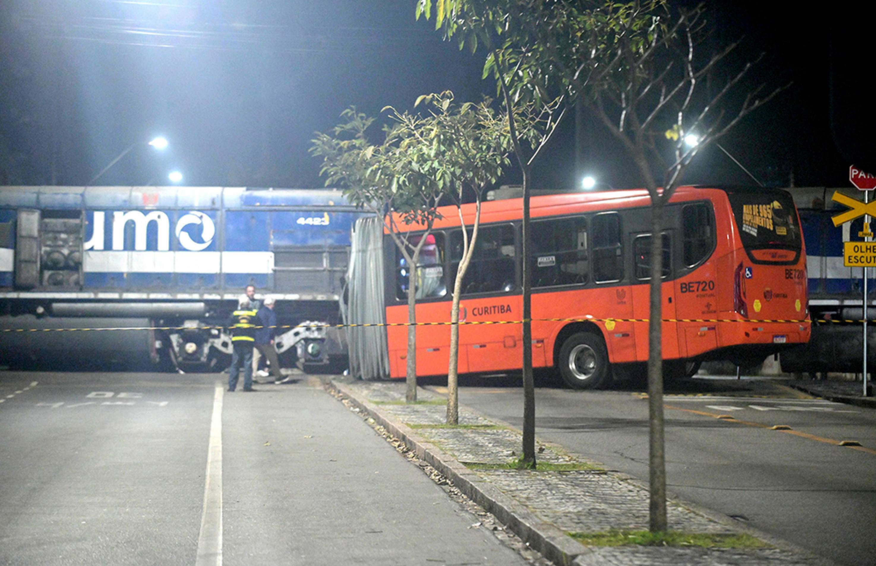 Acidente aconteceu em Curitiba e 11 pessoas ficaram feridas 
