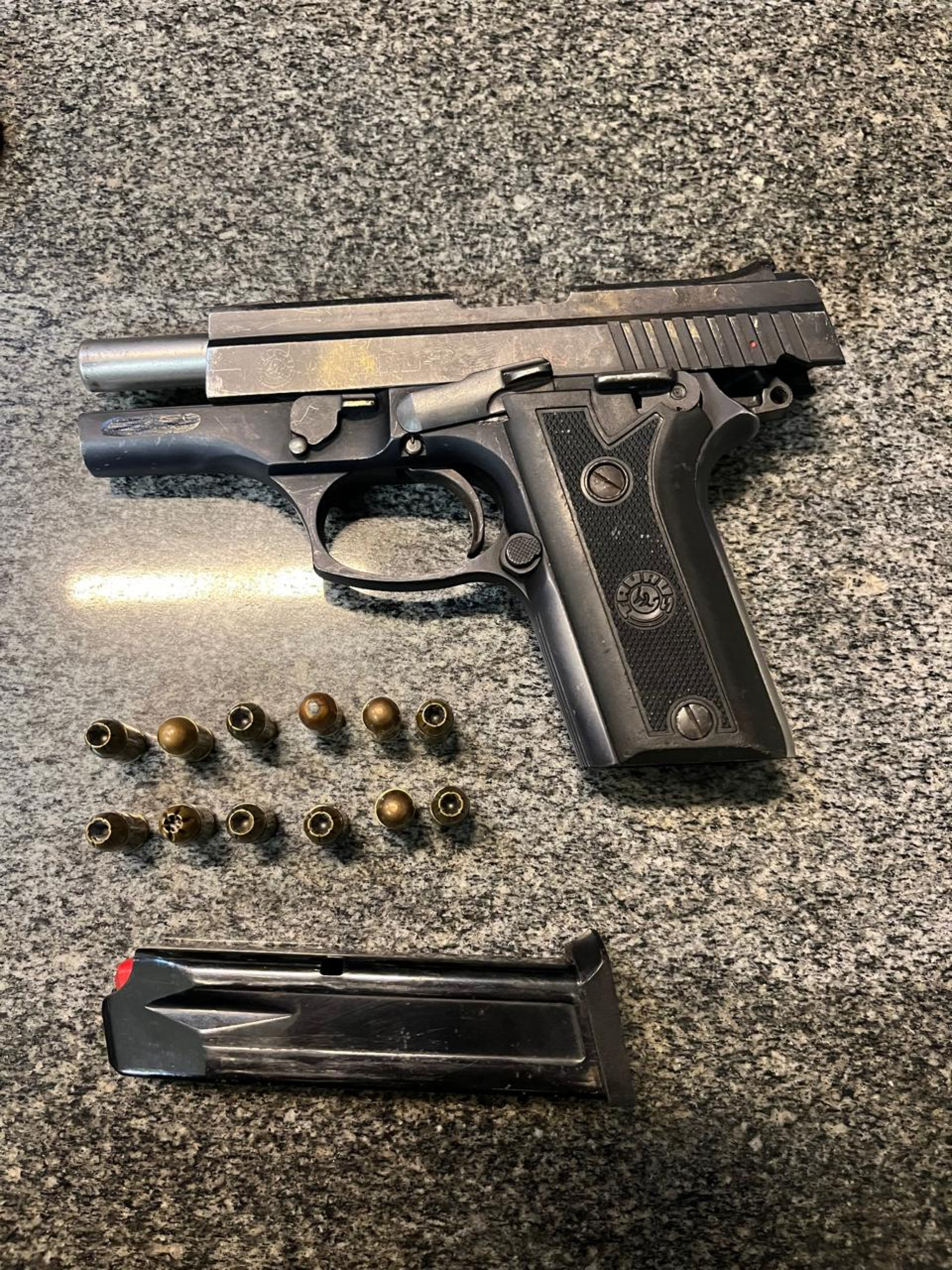 E uma pistola calibre .380