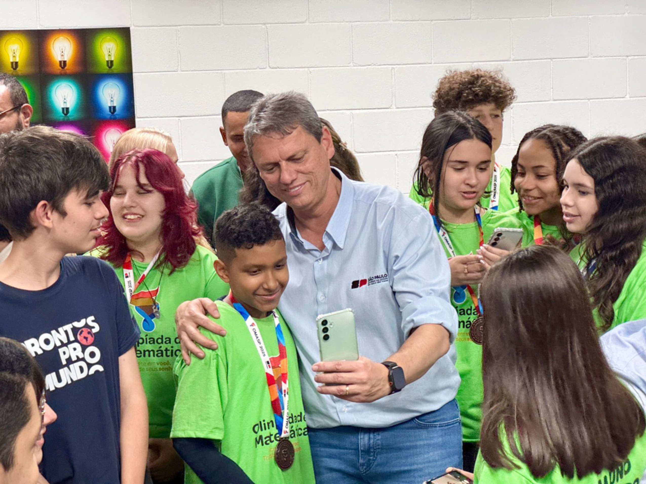Tarcísio de Freitas tirou fotos com estudantes na escola João Mota Navarro
