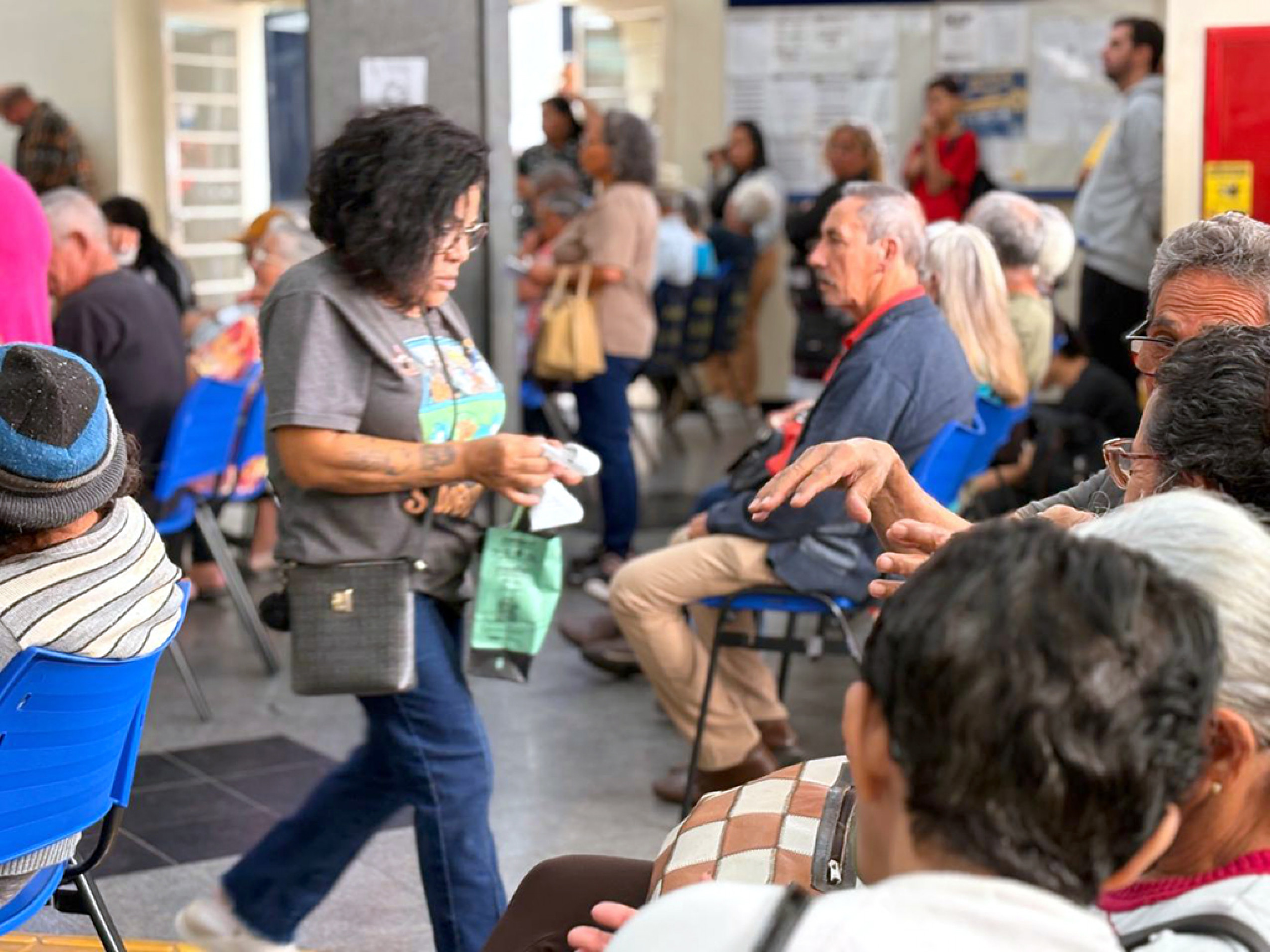 Idosos enfrentam longas filas e espera para contestar cobranças indevidas no benefício
