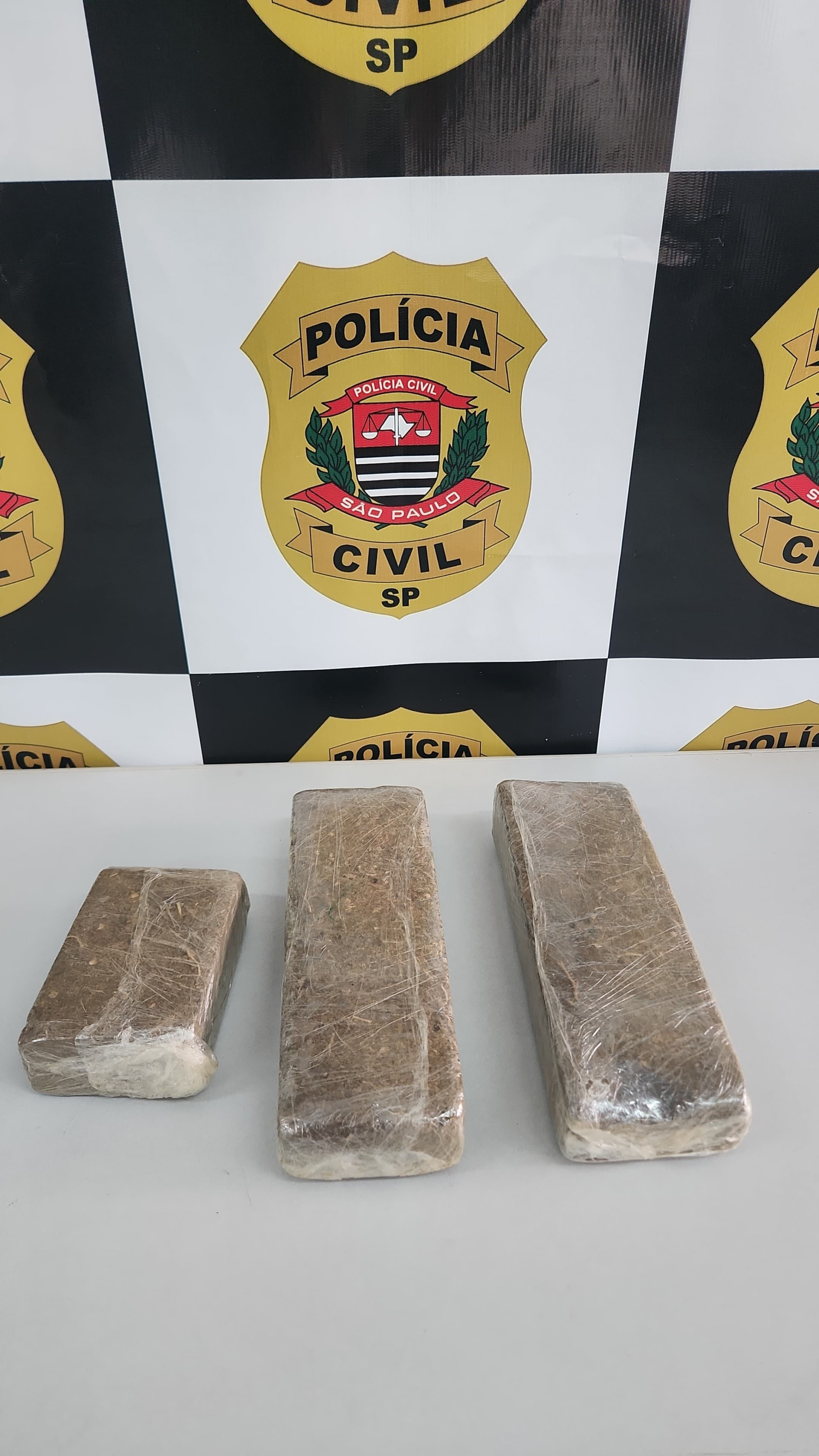 A ação começou na noite de quarta-feira (23) e teve como objetivo prender autores de roubos e traficantes locais que trocavam drogas por objetos roubados