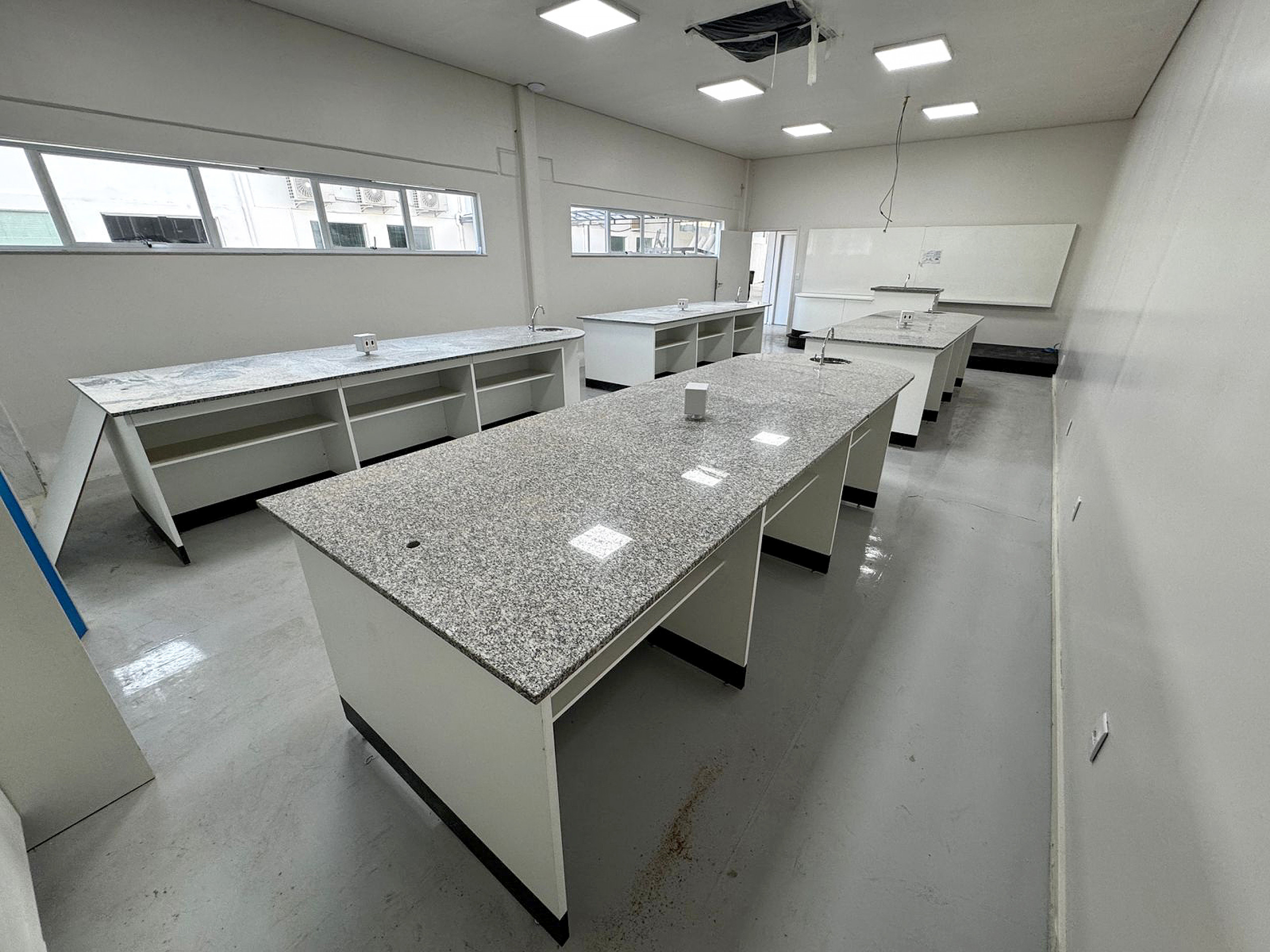 O novo Laboratório de Química, na Unidade Alto da Boa Vista, amplia as possibilidades de pesquisa e aprendizado científico.
 Em 2026, Unidade Centro também será contemplada com 
laboratório moderno
