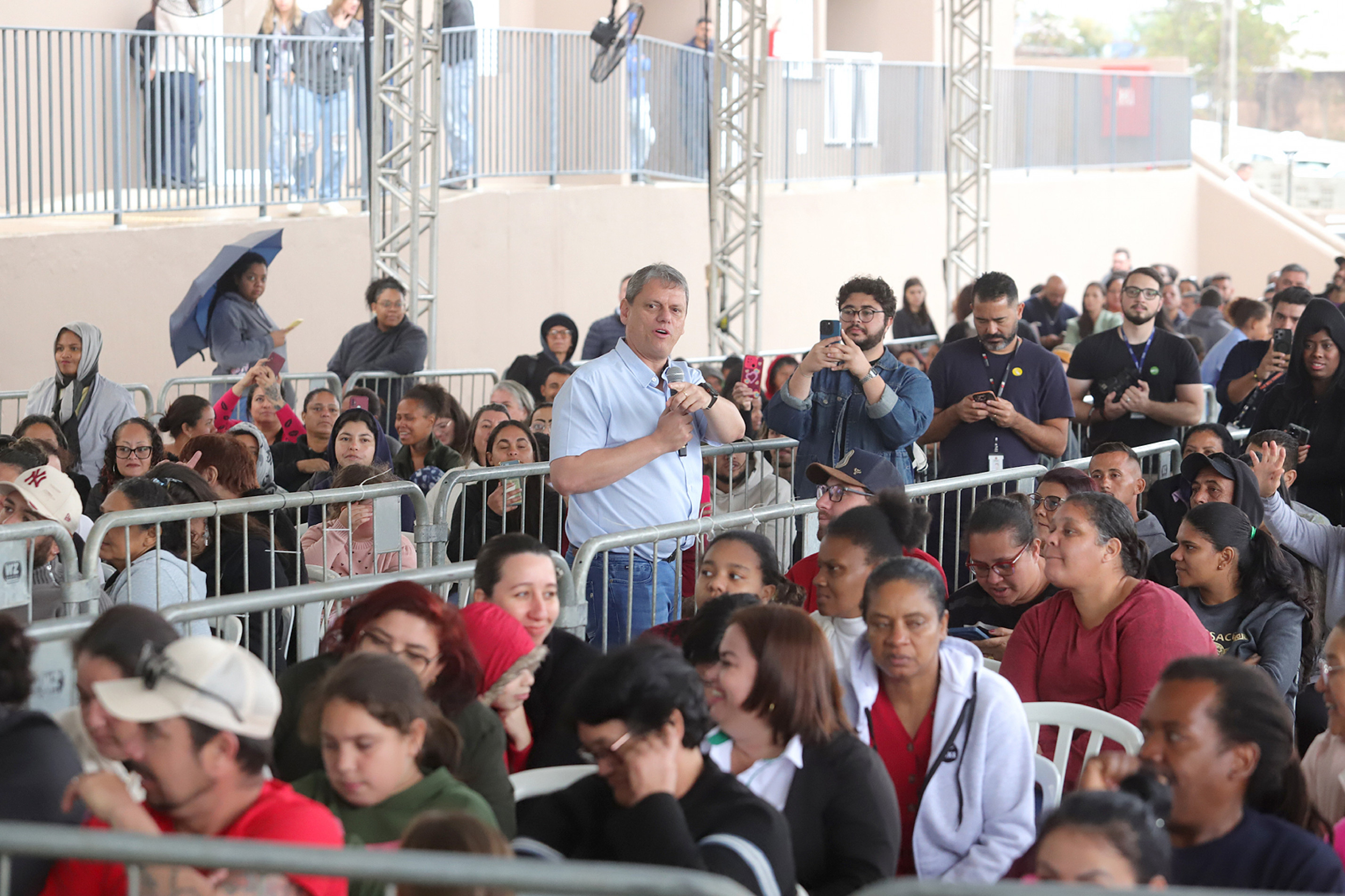 Governador prosseguiu ontem na entrega de obras e anúncio de investimentos nas região
