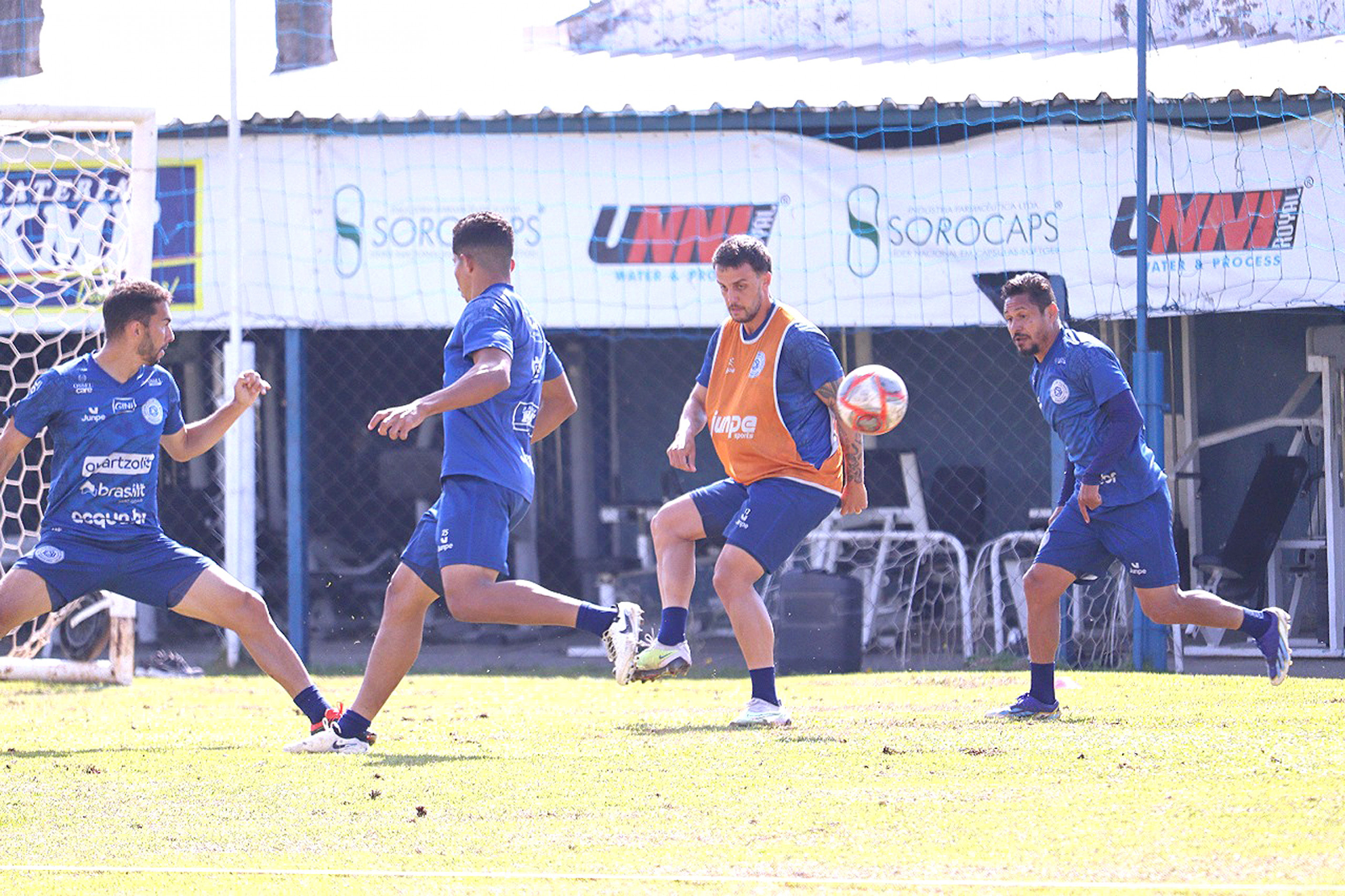 Nos treinos, o técnico Coelho focou o sistema defensivo como suporte para o ataque
