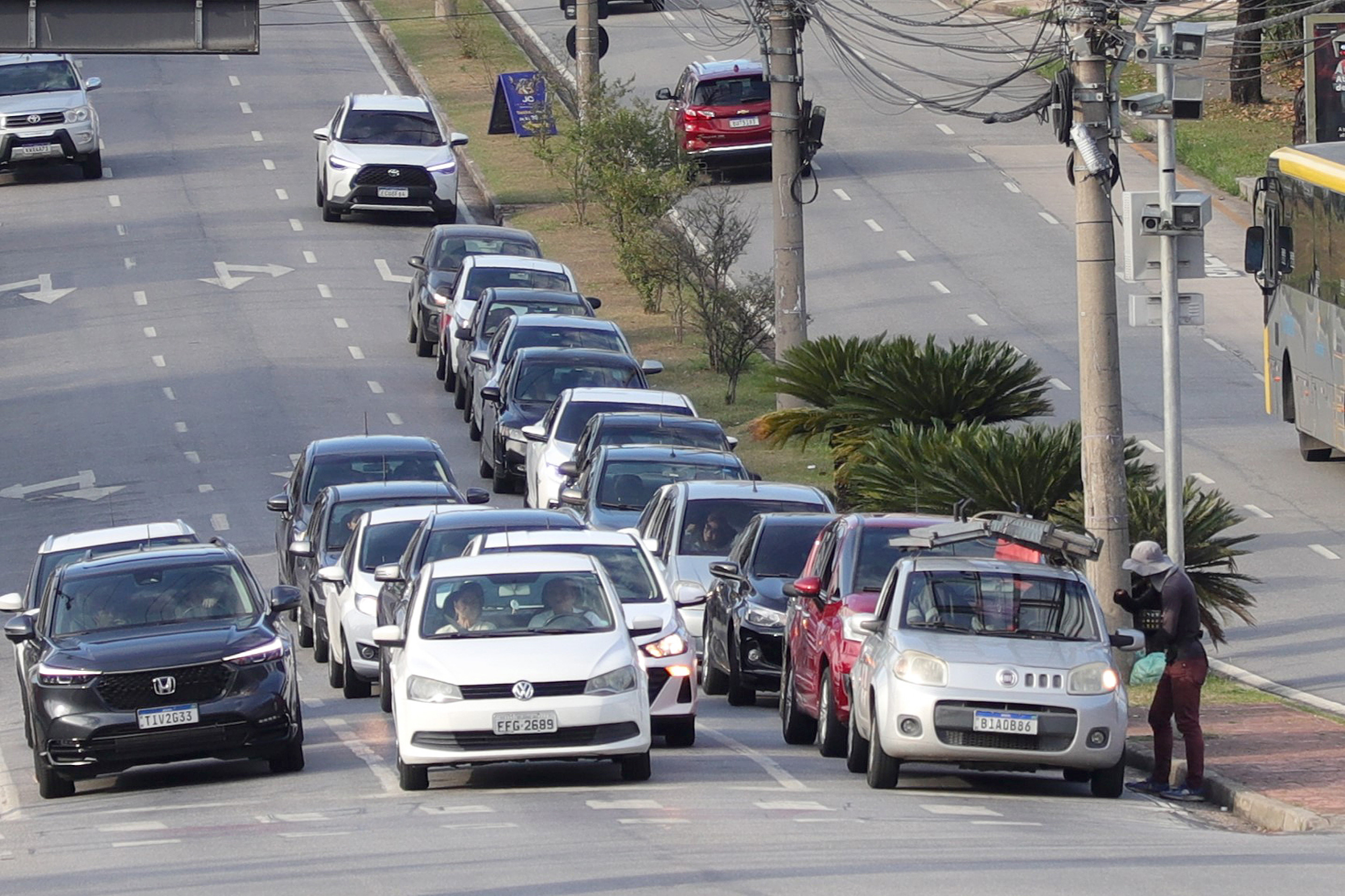 Projeção da Associação Brasileira de Engenharia Automotiva inclui até os carros híbridos
