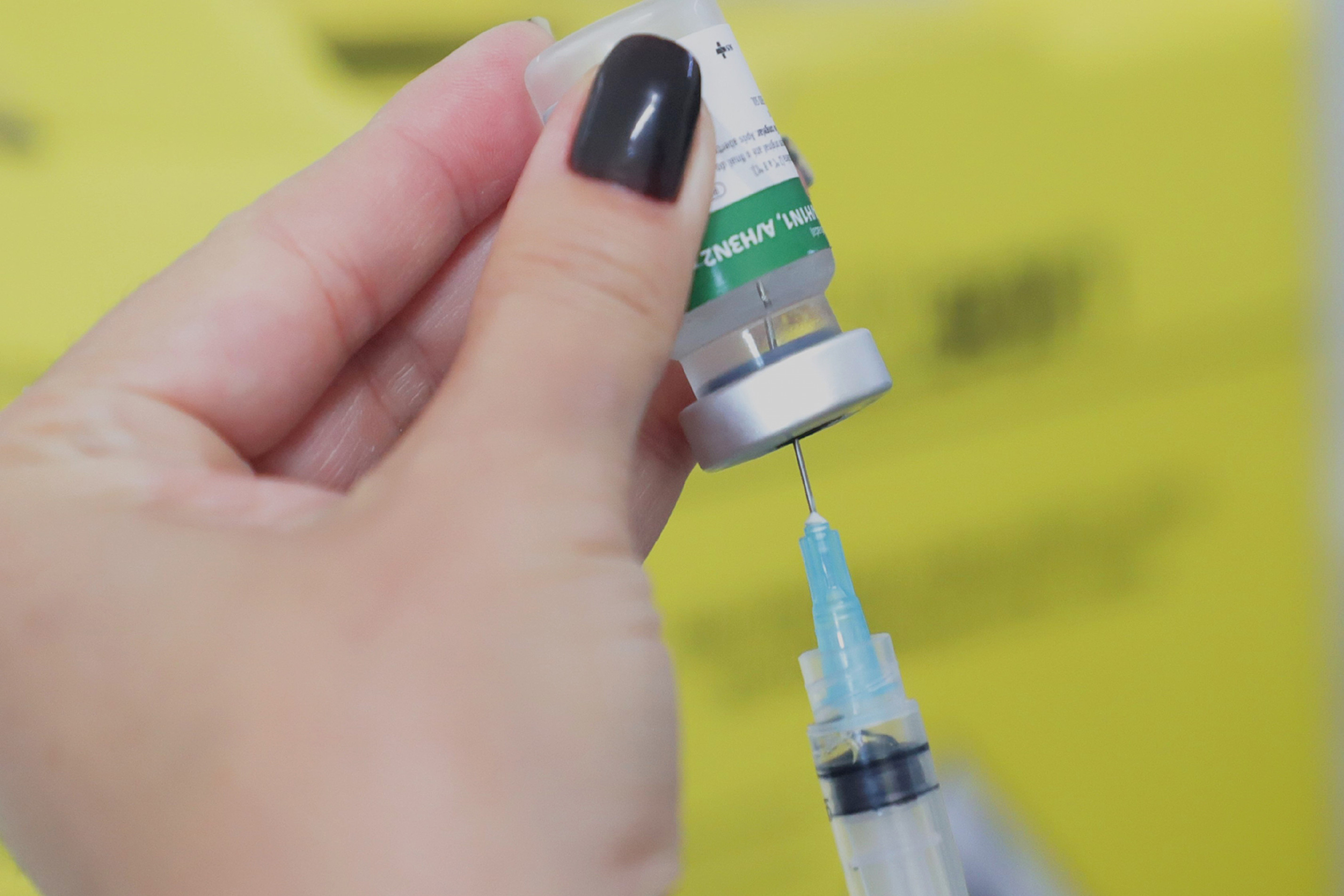 Adultos também precisam se vacinar, com doses recomendadas 
de tétano, difteria, febre amarela e sarampo após a infância