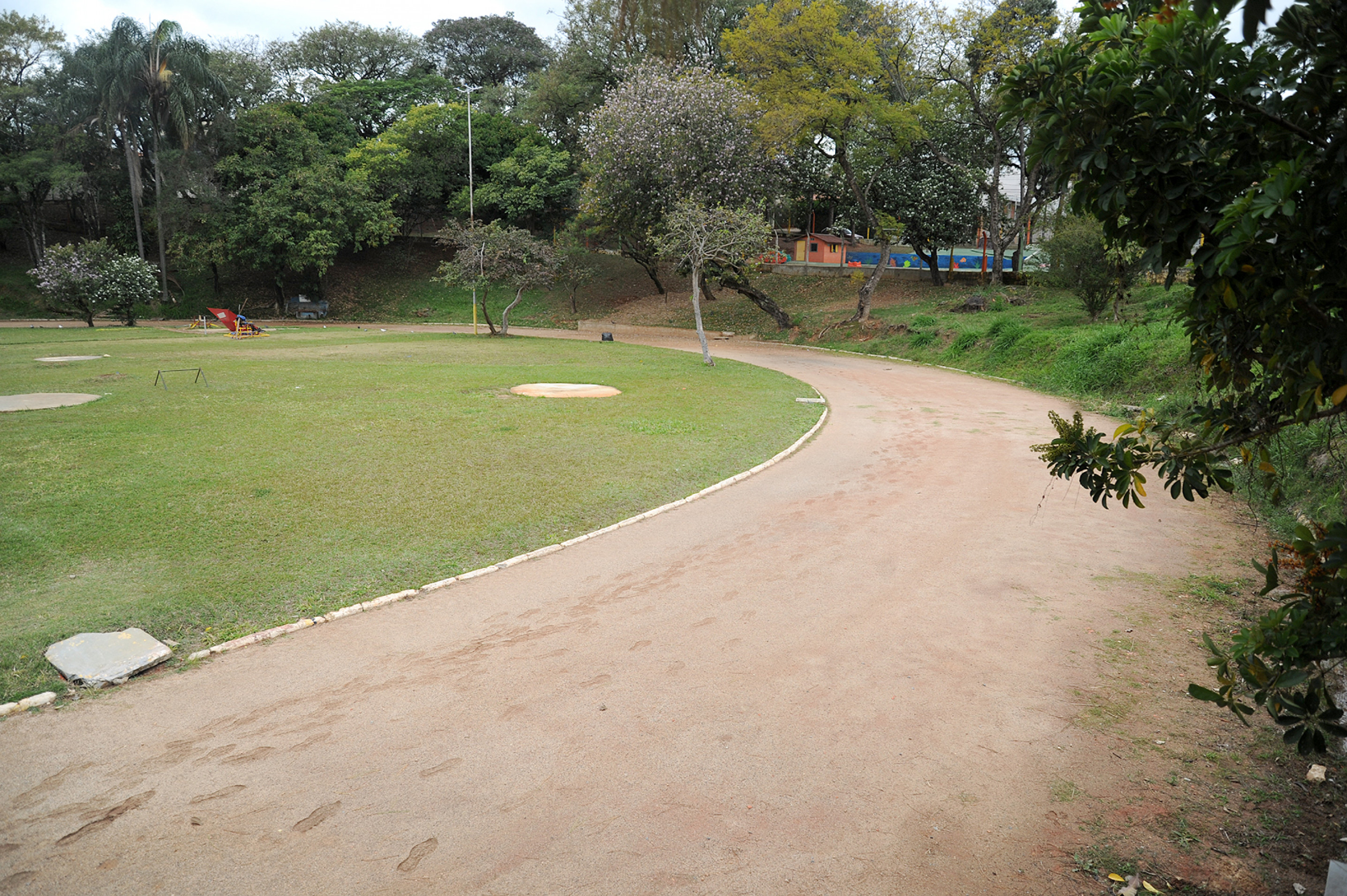 Irregularidades e buracos no gramado comprometem a prática esportiva e aumentam o risco de lesões, apontam jovens
