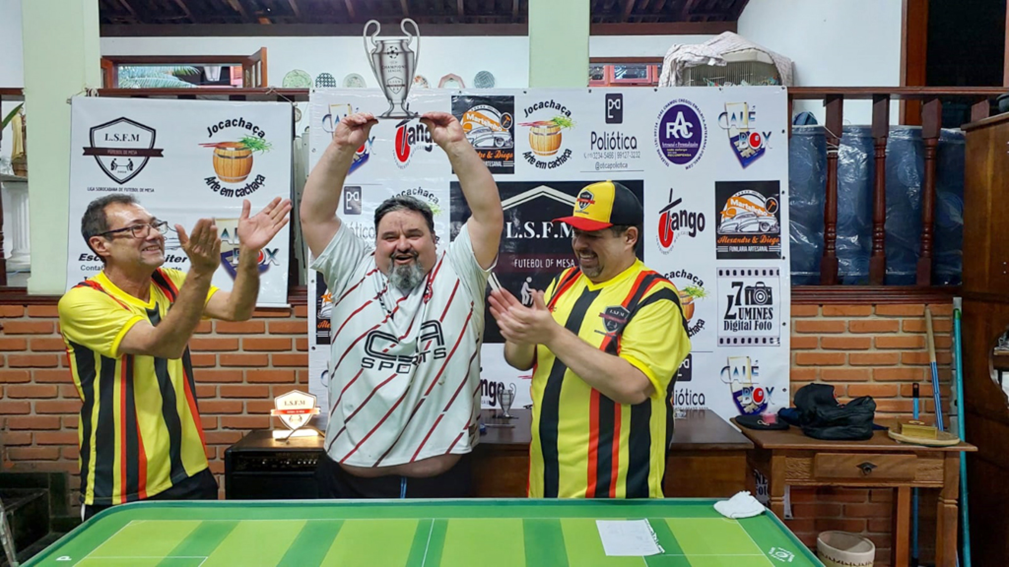 Sorocabano ergue o troféu inédito