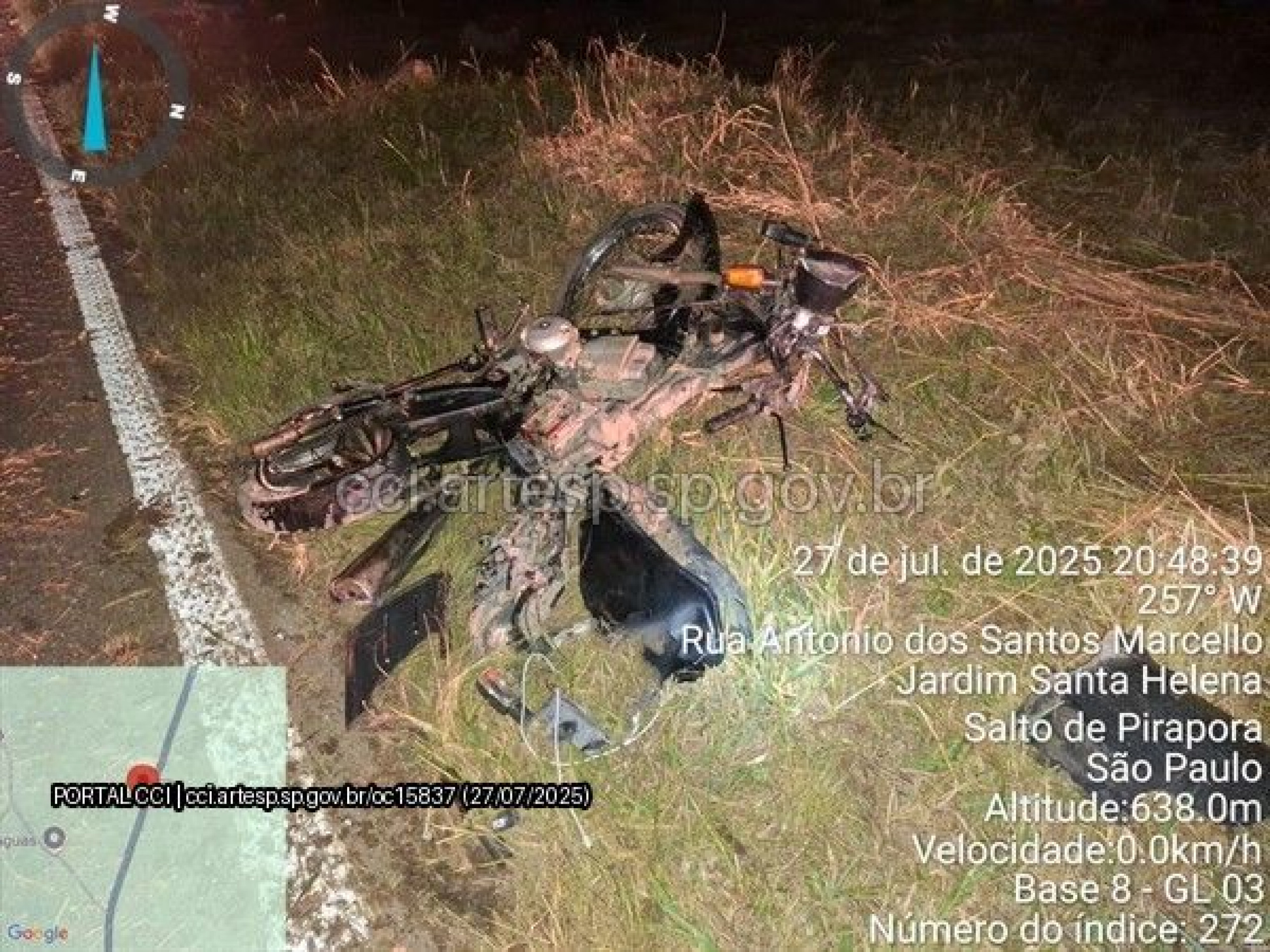 No segundo acidente da noite, uma colisão traseira entre um carro e uma motocicleta resultou em uma vítima fatal