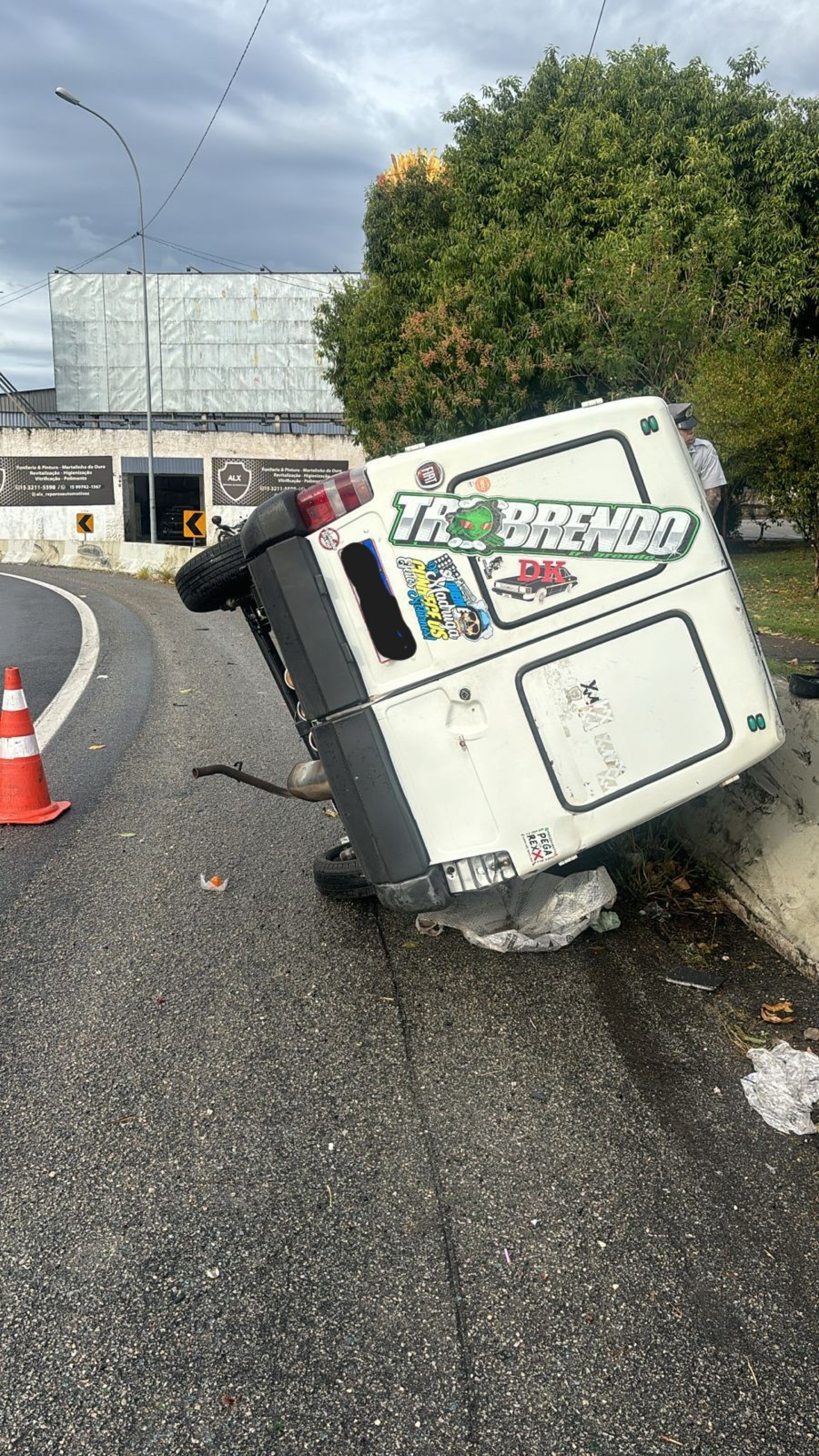 Durante o atendimento e a remoção do veículo, uma faixa da rodovia ficou interditada