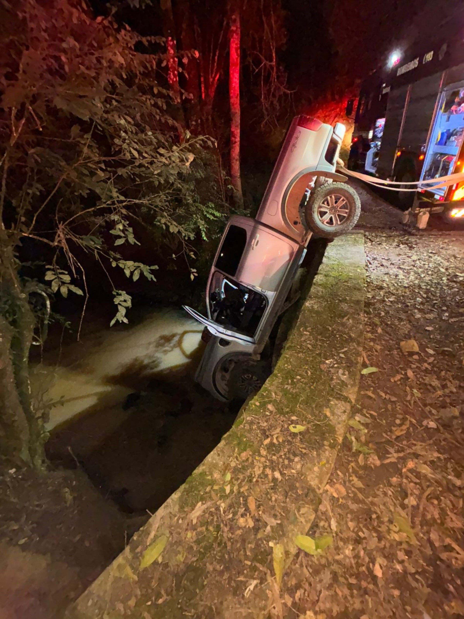 Segundo informações da Polícia, a dupla derrubou a caminhonete no córrego para simular um acidente