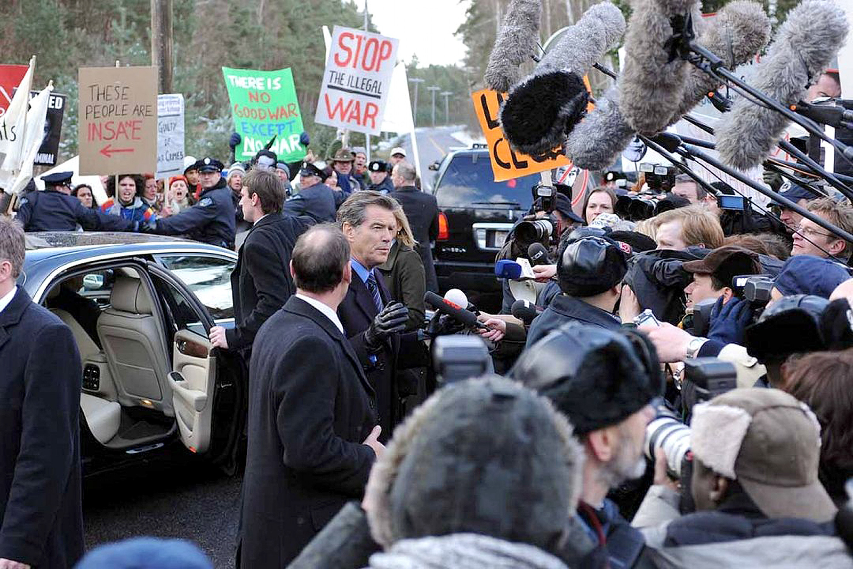 Suspense mostra 
ex-primeiro ministro britânico que trabalha em sua autobiografia e tem vida em perigo
