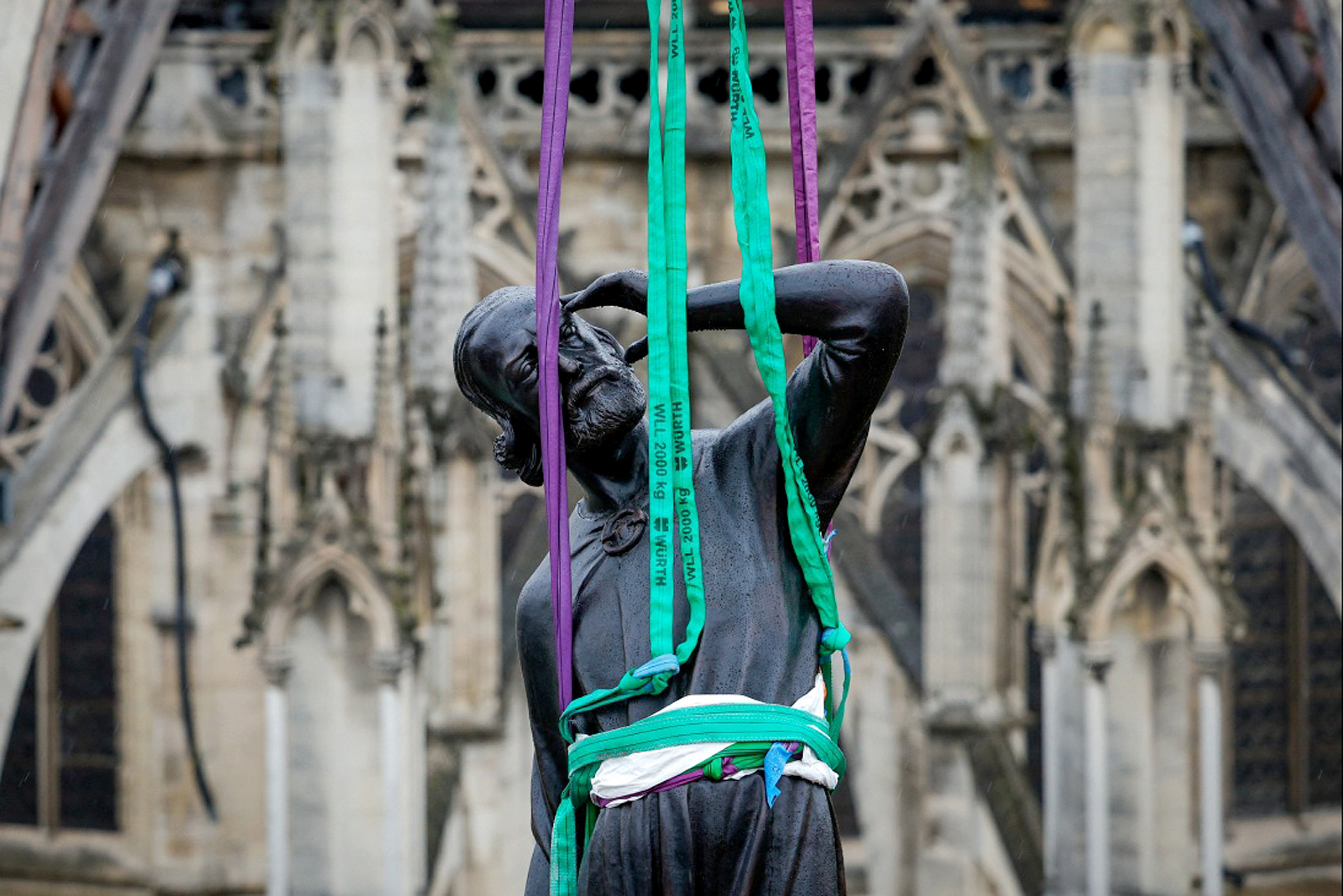 Peça tem 3 metros de altura e pesa 100 quilos
