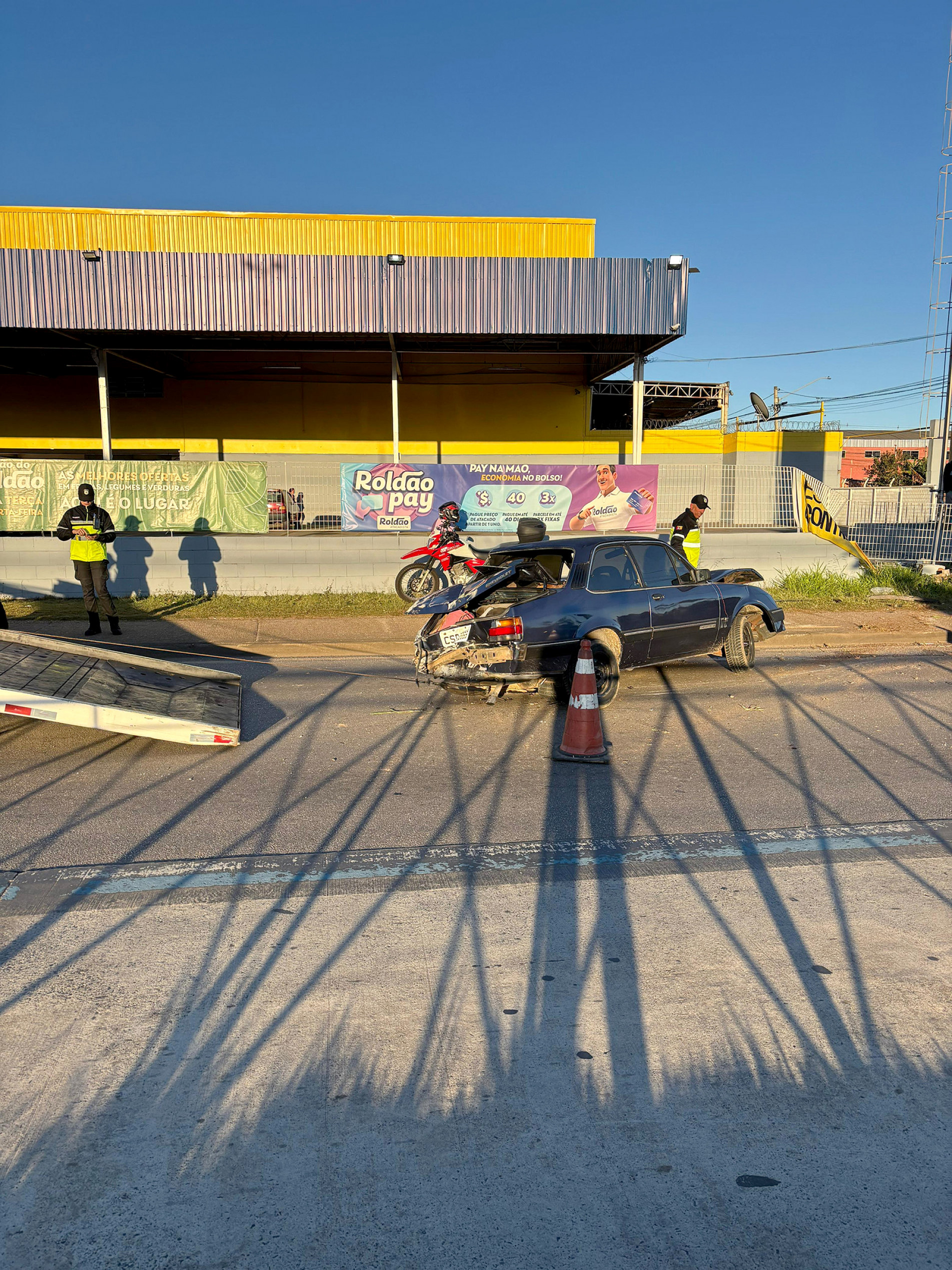 Chevette bateu em uma grade na avenida Ipanema, que ficou interditada parcialmente
