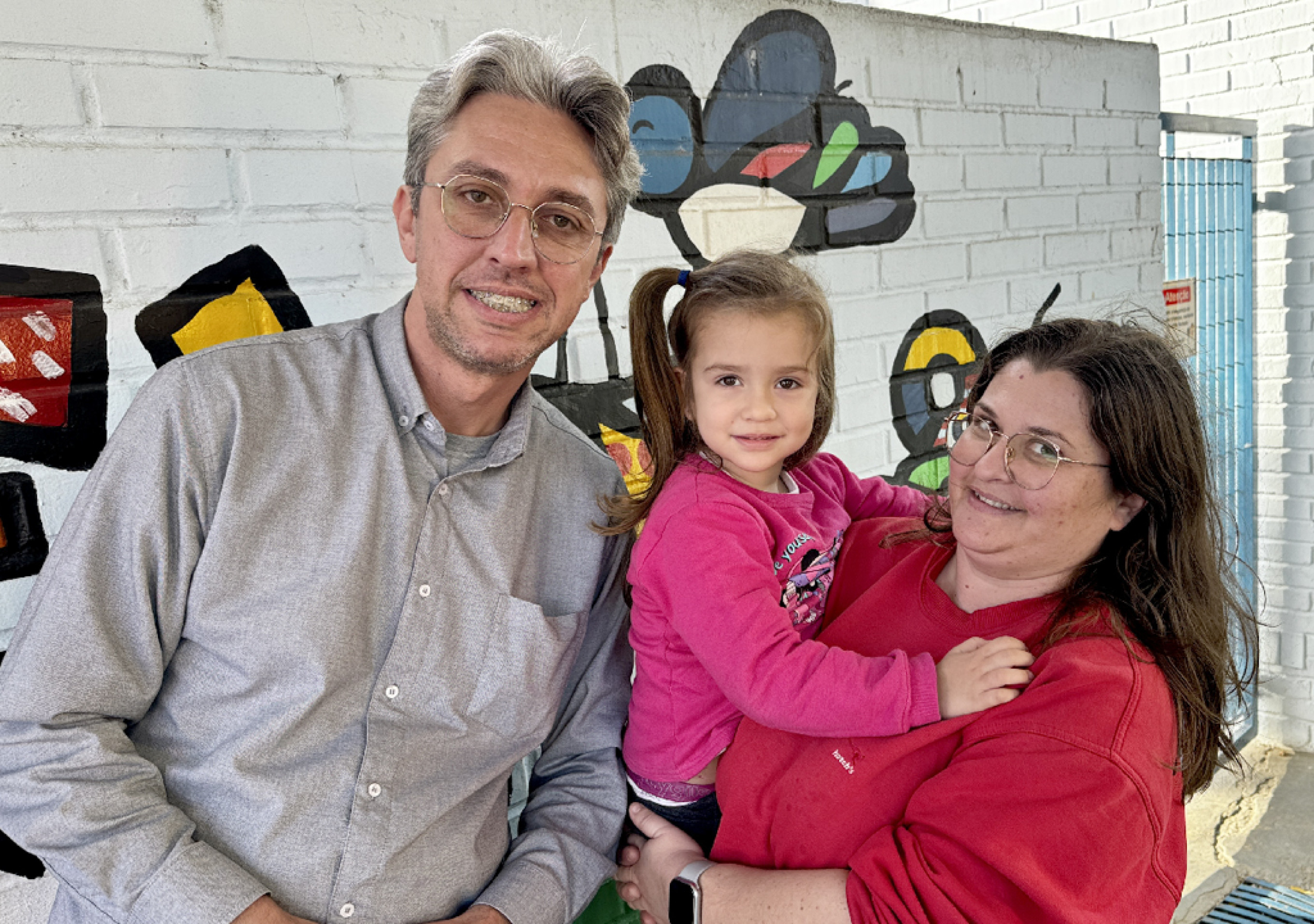 Leandro, a esposa Marcela e a filha Maria Cecília: parte das férias com a avó 
