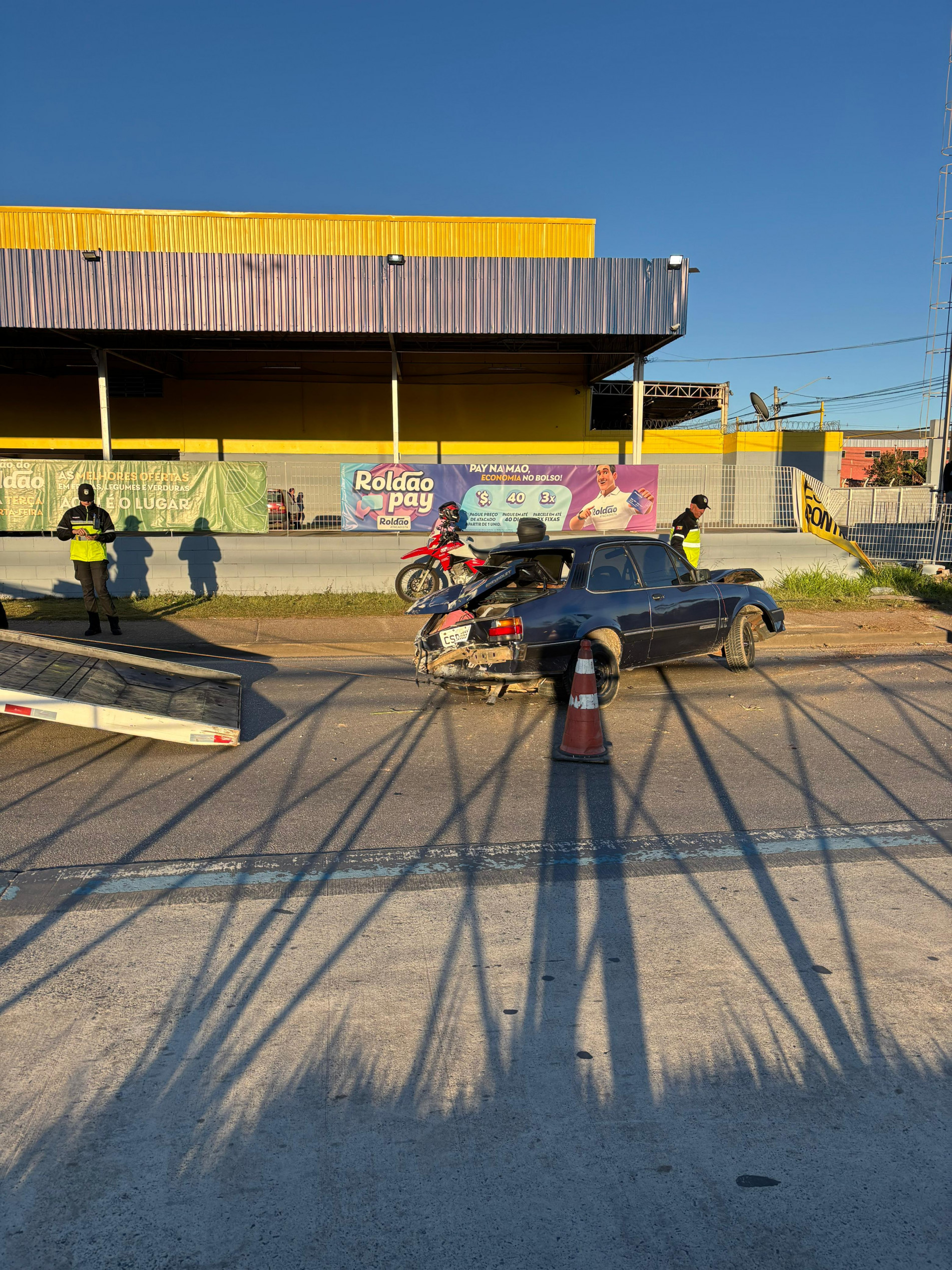 A colisão levou à interdição temporária de uma das faixas da avenida, feita por agentes de trânsito da Secretaria de Mobilidade (Semob)