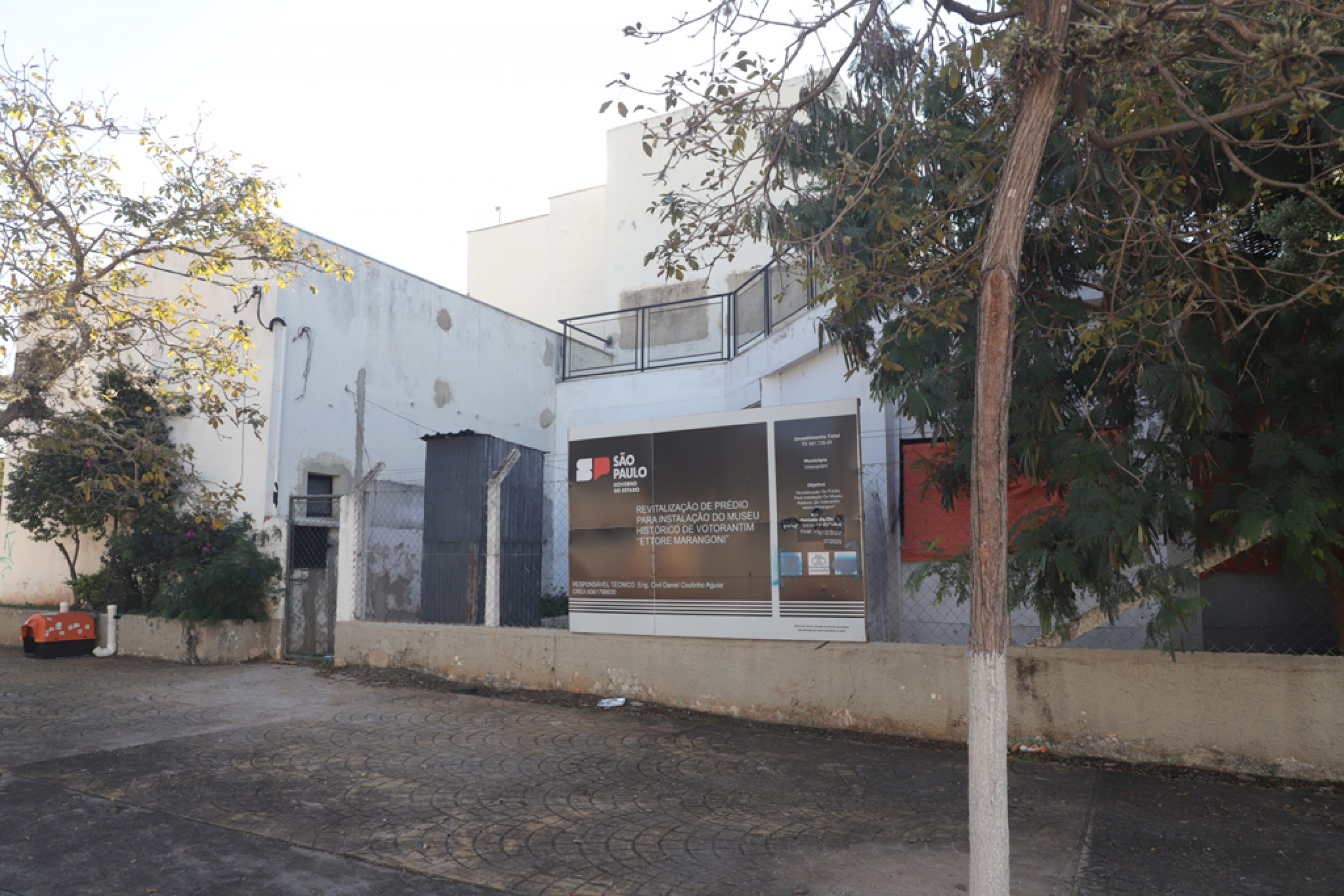 Prédio segue inacabado, sem reboco e com tapumes
