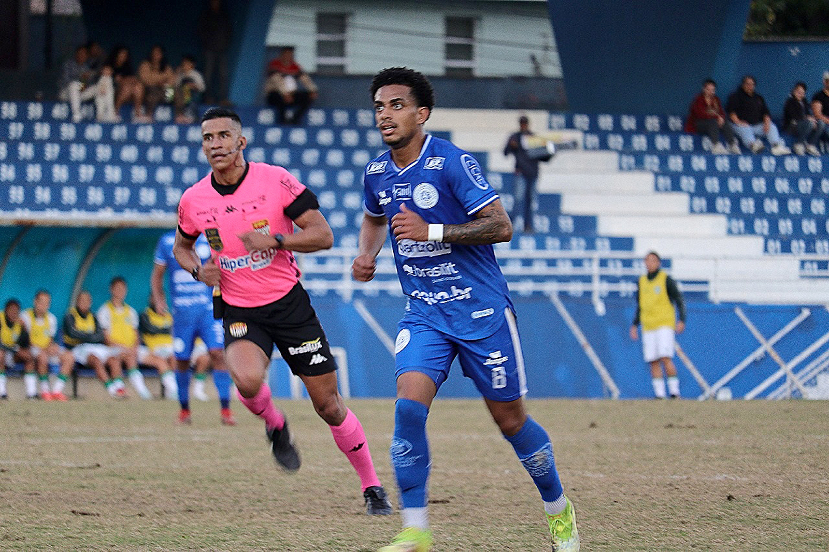 Atacante durante partida da Copa Paulista: lesão no joelho direito

