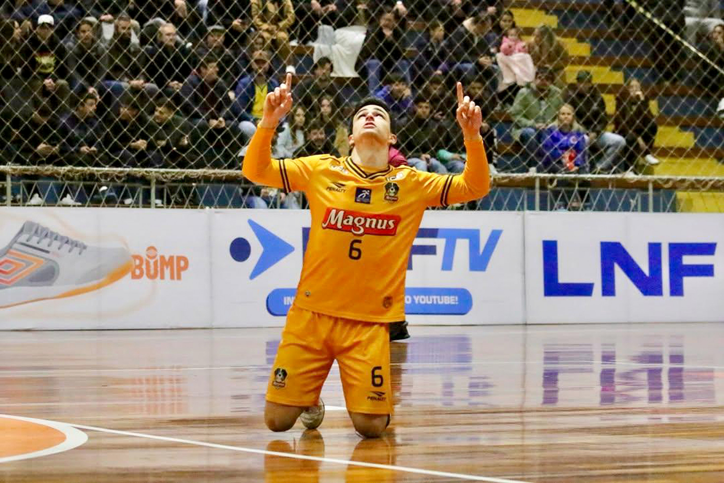 Mendonça comemora o único gol 
marcado na noite de terça-feira