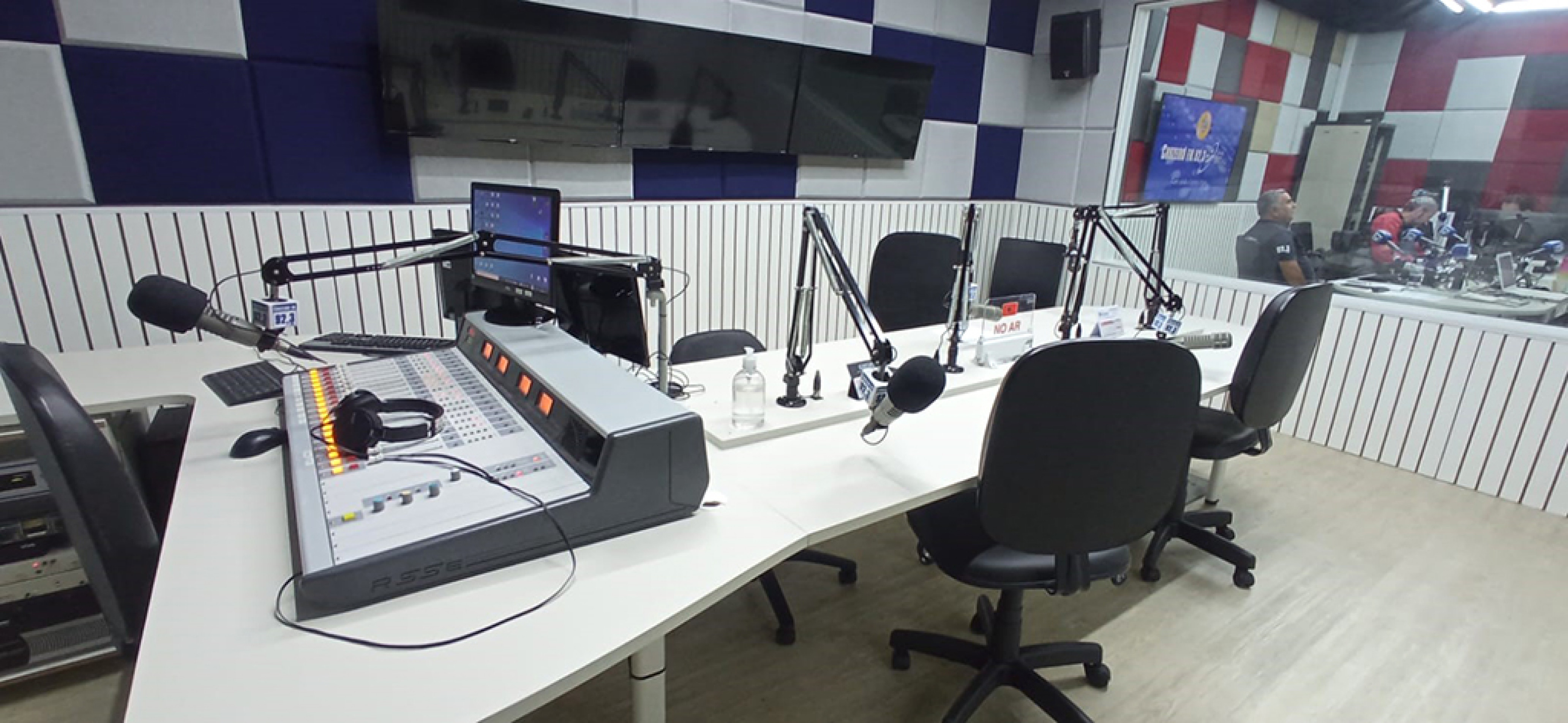 Os estúdios da rádio Cruzeiro FM 92,3 e, no destaque, o presidente da Fundação Cultural, Alexandre Latuf