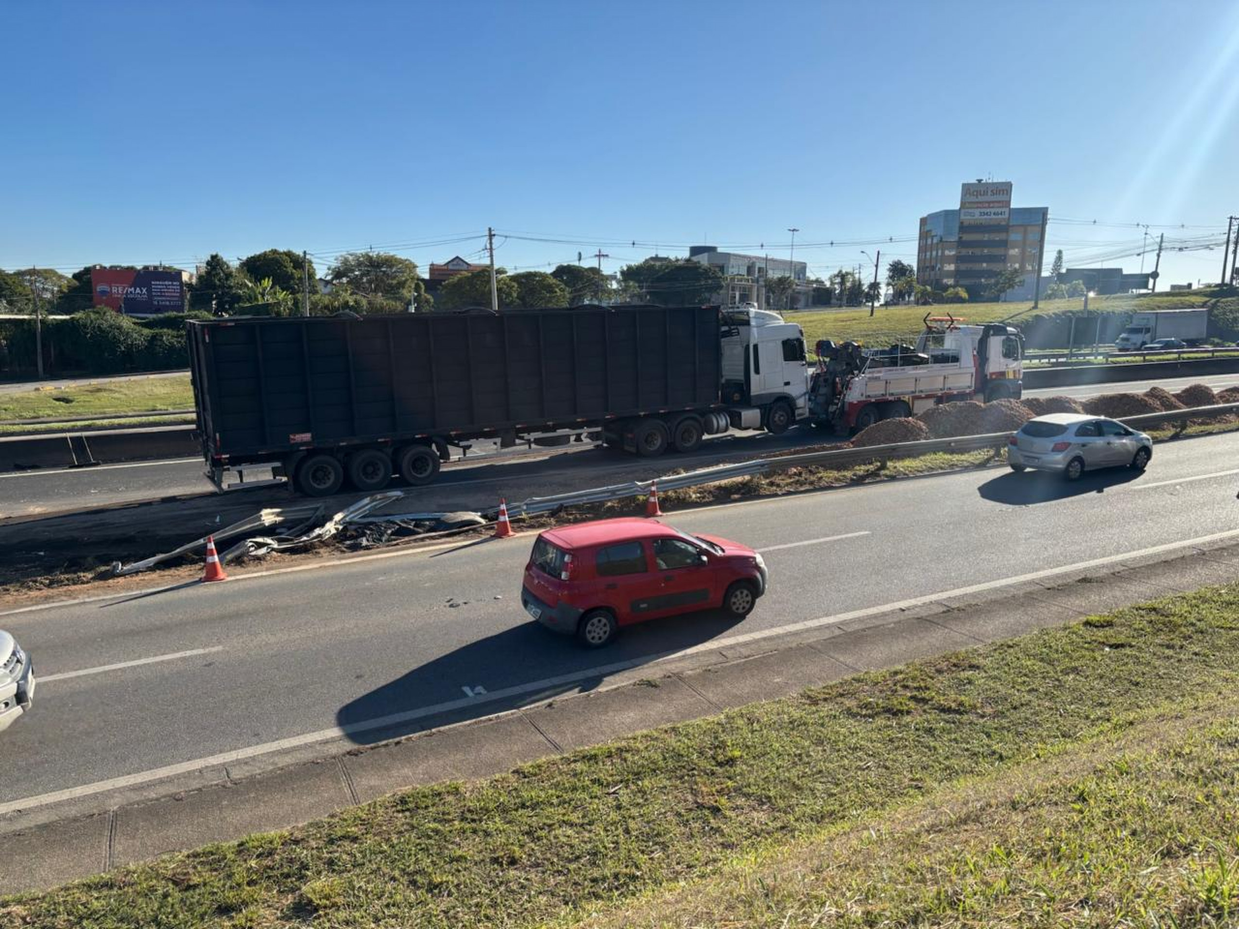 Equipes da CCR Sorocabana retiram veículo da via, faixas continuam interditadas até a retirada do cavaco da pista