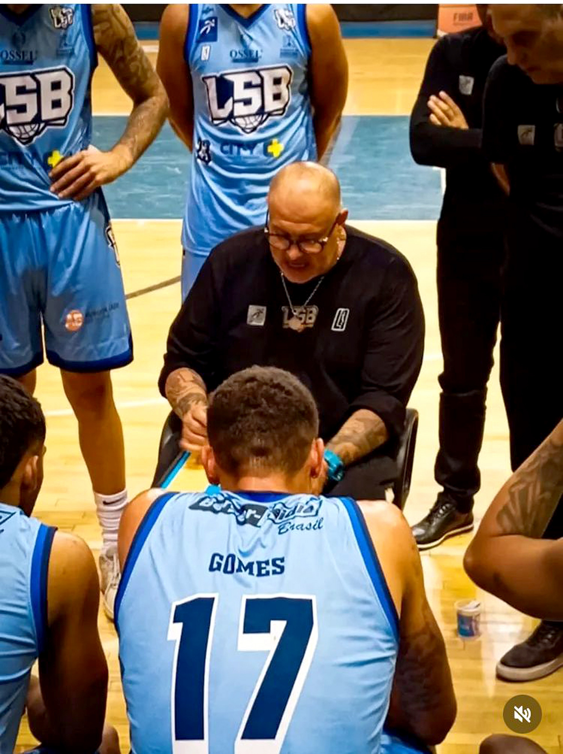 Técnico e gestor Rinaldo Rodrigues orienta os 
jogadores: competição complicada