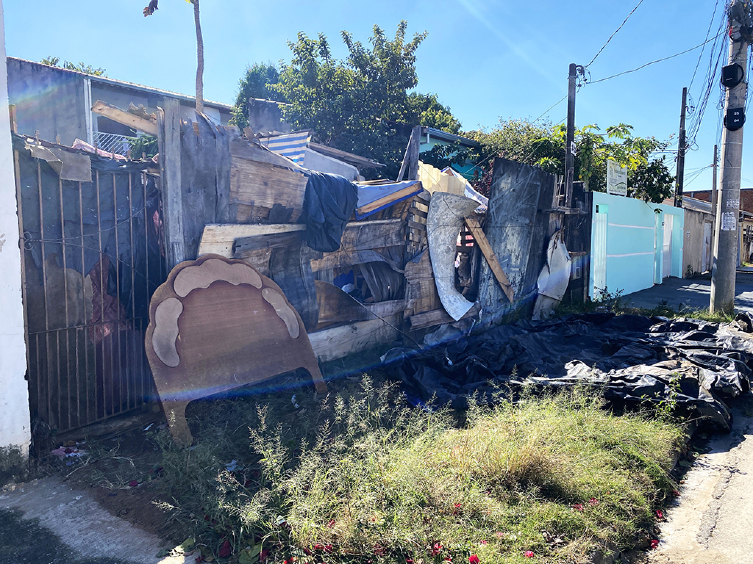 Sujeira atrai escorpiões, cobras, gambás e até urubus em área sem limpeza
